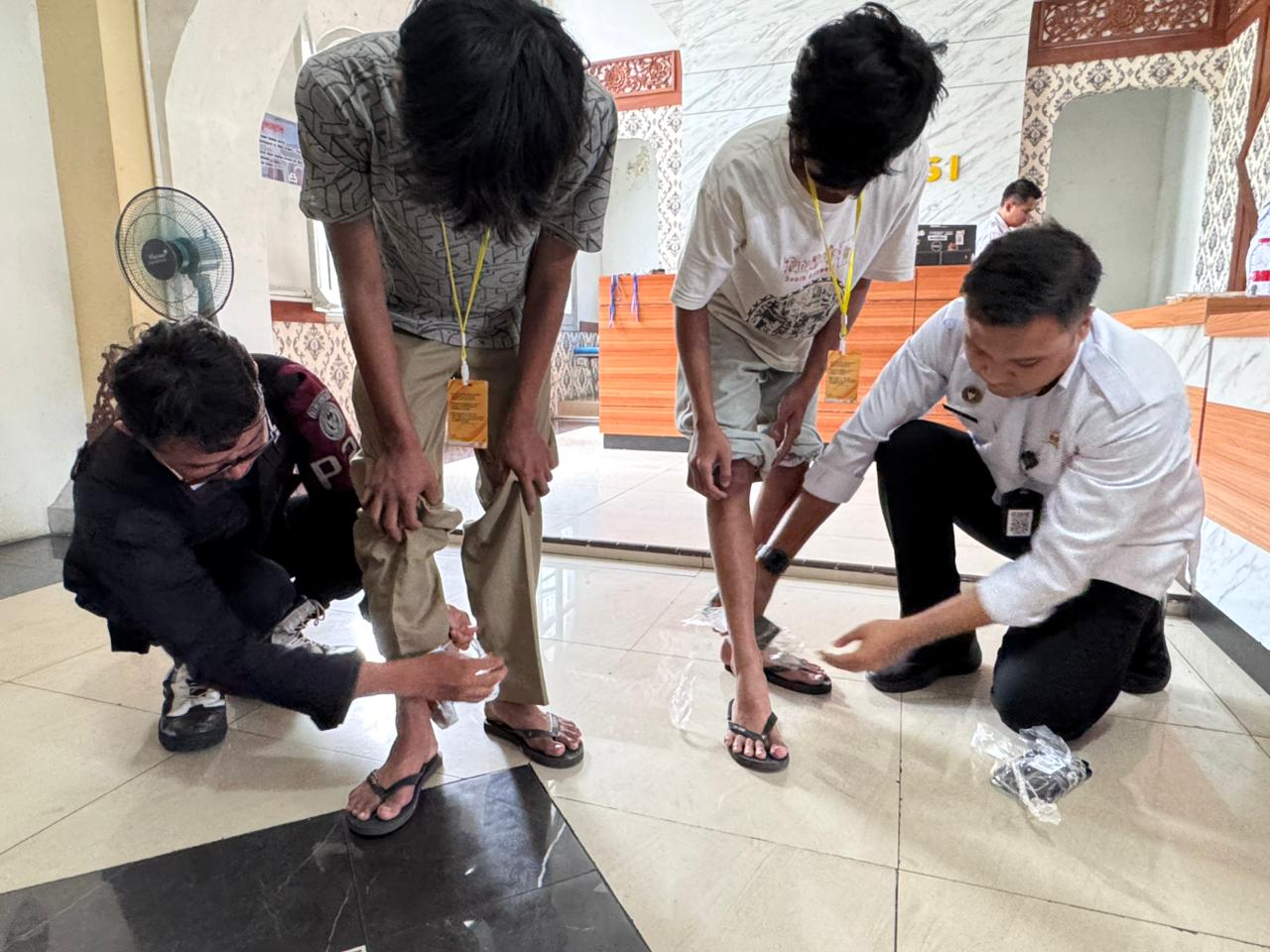 DIGAGALKAN: Petugas Lapas Kelas I Madiun mengamankan 4 ponsel dan 4 charger yang diselundupkan pengunjung, Kamis (12/2). FOTO: LAPAS MADIUN