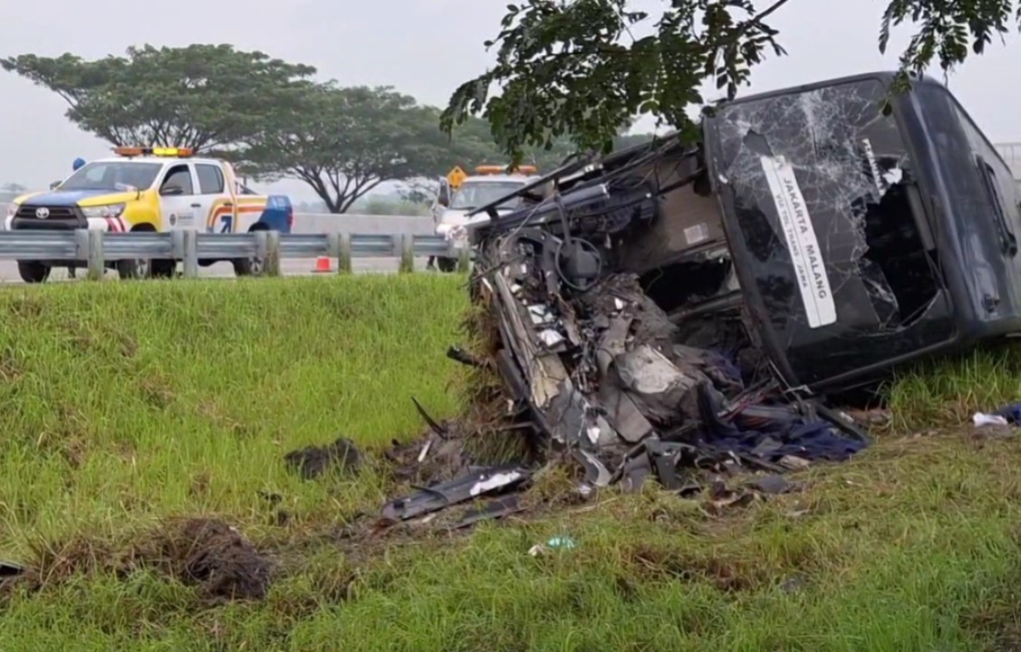 TERGULING: Bus double decker Indorent rute Jakarta&ndash;Malang terguling ke parit Tol Solo&ndash;Ngawi Km 566, masuk Desa Bangunrejo Kidul, Kedunggalar, Kamis (12/2). ASEP SYAEFUL/RADAR NGAWI