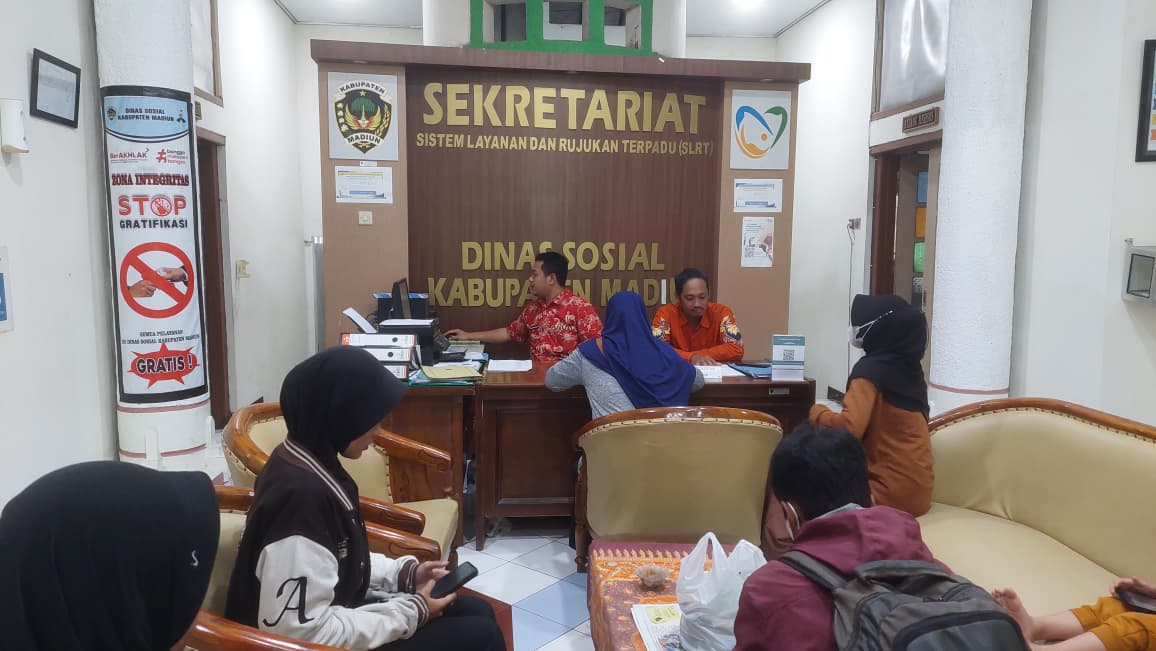 REAKTIVASI: Warga mengurus reaktivasi BPJS PBI yang dinonaktifkan pemerintah pusat di Kantor Dinsos Kabupaten Madiun, Kamis (12/2). DIAN RAHAYU/RADAR MADIUN