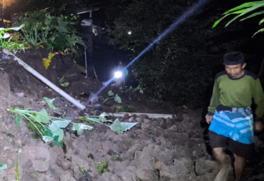 TERISOLASI: Longsor talud di Kecamatan Poncol menutup akses vital warga hingga tiga rumah terisolasi, Rabu (11/2). FOTO: ISTIMEWA