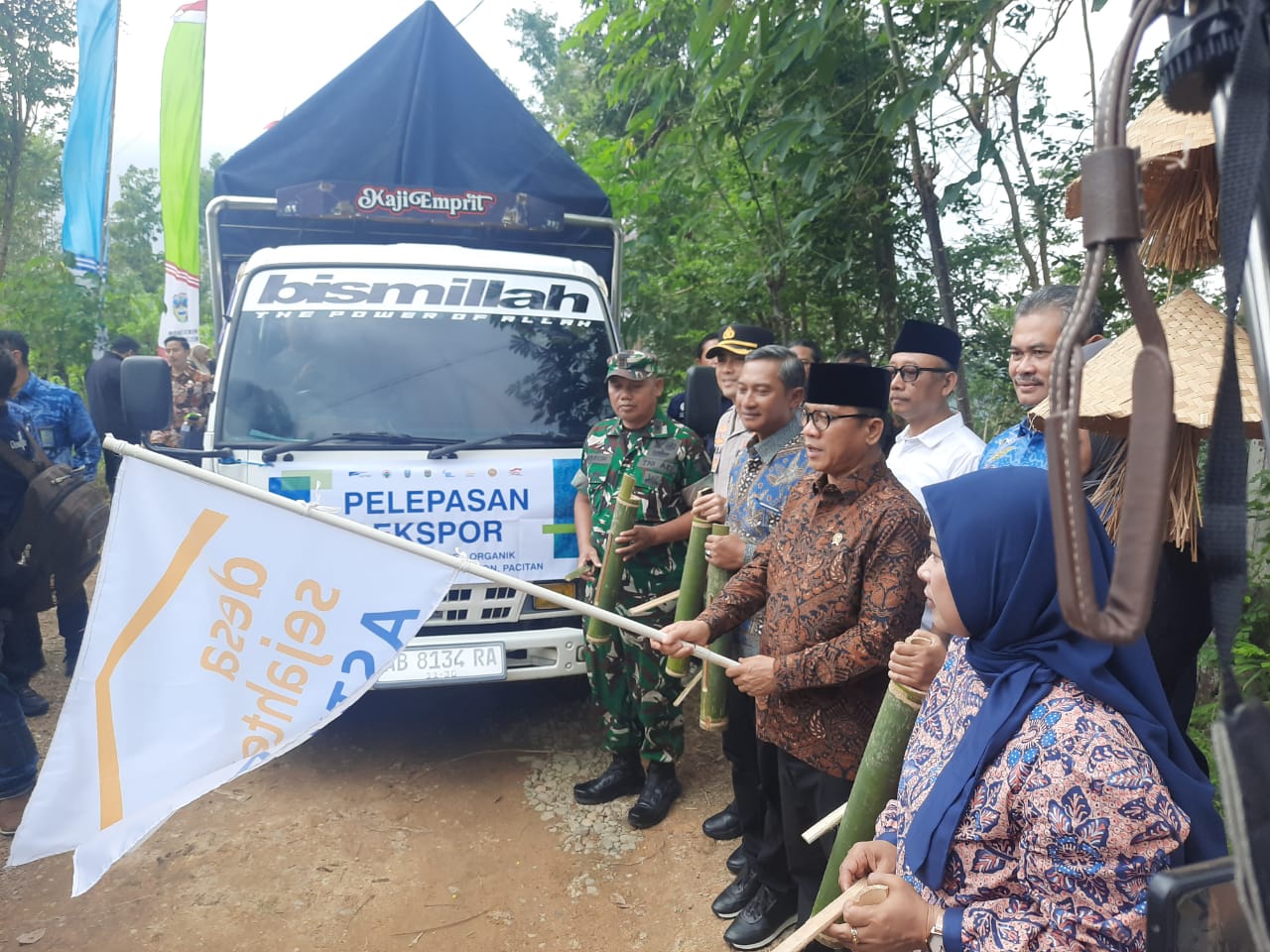 EKSPOR GULA AREN: Mendes PDTT Yandri Susanto didampingi Bupati Indrata Nur Bayuaji saat pelepasan ekspor di Desa Temon, Arjosari, Pacitan, Kamis (12/2). NUR CAHYONO/RADAR PACITAN
