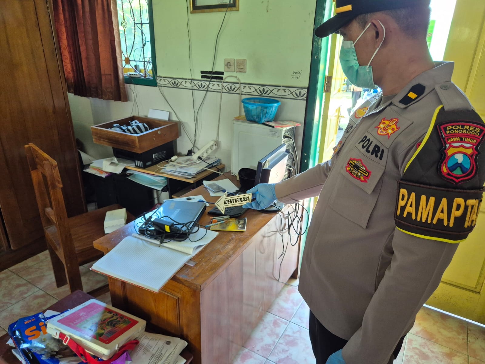 BUTUH CASH: Kotak infak di SDN Gundik, Slahung, Ponorogo dibobol maling, Kamis (12/2). Polisi mengamankan linggis yang tertinggal. SUGENG DWI N/RADAR PONOROGO