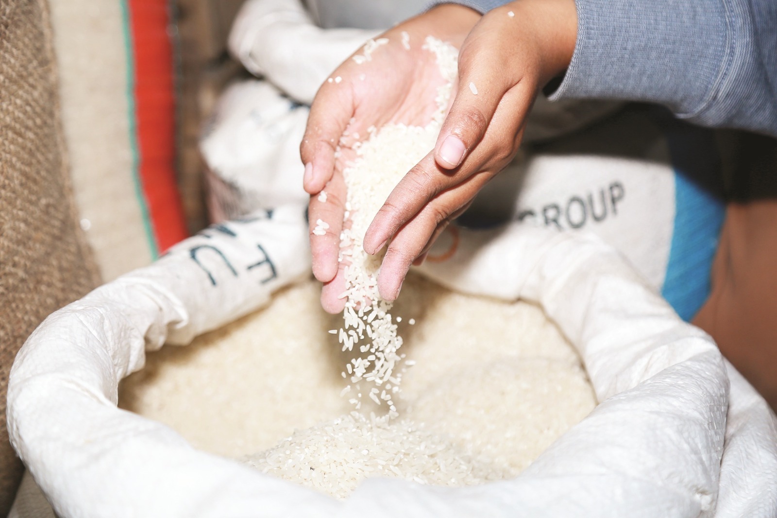 BAHAN POKOK: Harga beras di sejumlah pasar tradisional di Kota Madiun terpantau masih di bawah HET, stoknya juga aman. BAGAS BIMANTARA/RADAR MADIUN