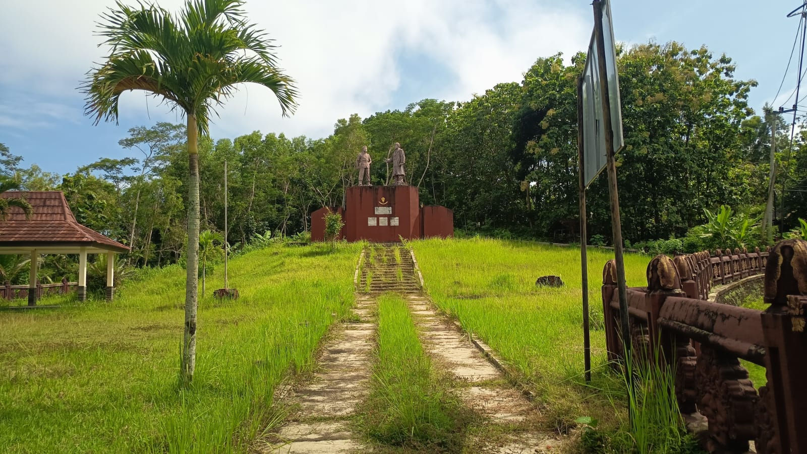 TAK TERURUS: Kawasan Monumen Palagan Tumpak Rinjing di Desa Dadapan, Pringkuku, tampak dipenuhi rumput liar dan semak belukar. NUR CAHYONO/RADAR PACITAN