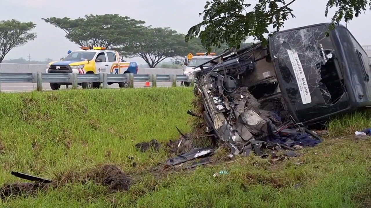 Bus double decker Indorent rute Jakarta&ndash;Malang ringsek usai terlibat lakalantas di Tol Solo-Ngawi, Kamis (12/2).