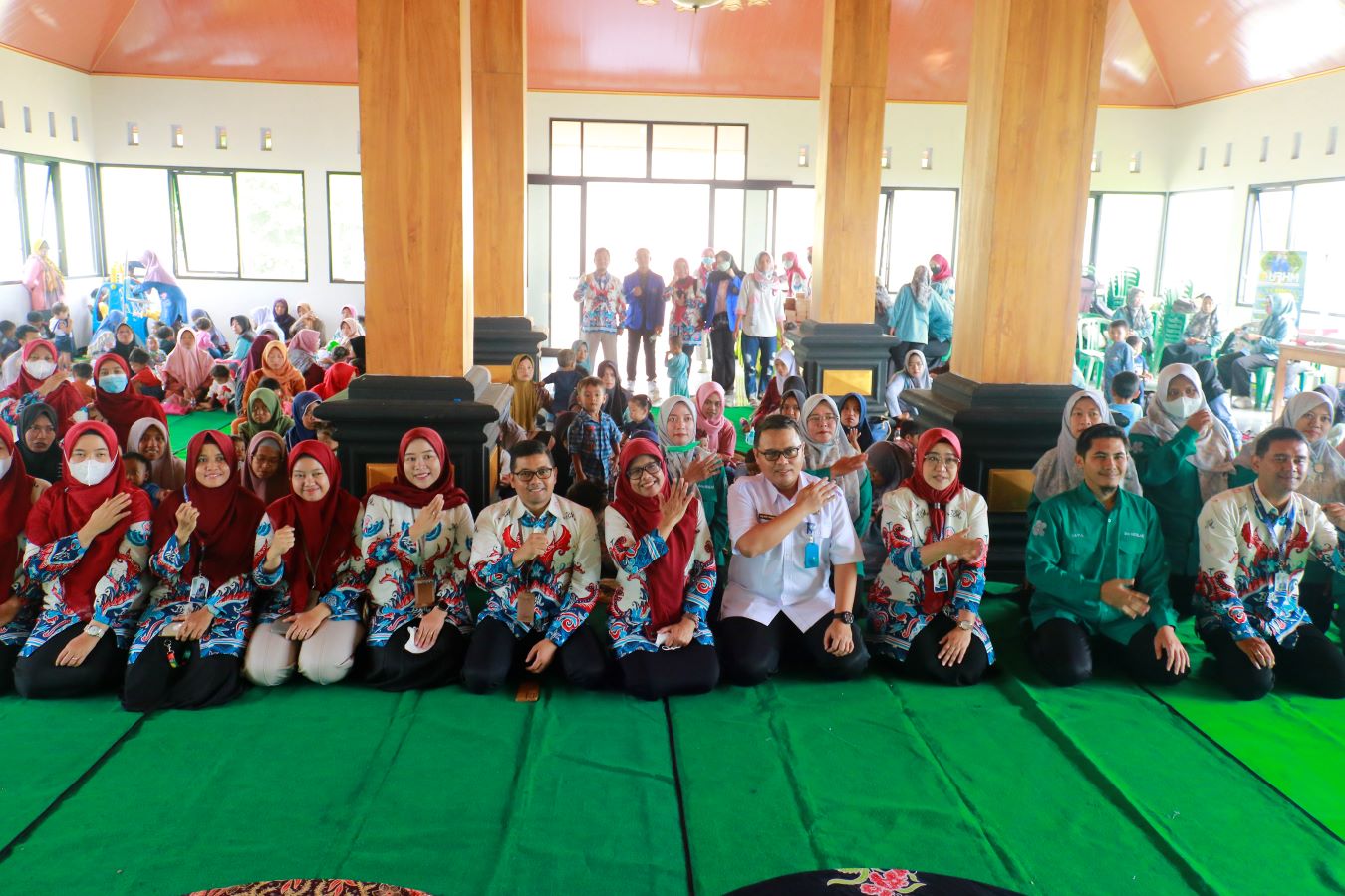 SINERGI: Rektor UBHM Madiun Retno Widiarini dan tim bersama Kepala Puskesmas Panekan drg Ari Wibawa serta jajaran, berfoto bersama di sela kegiatan pengabdian masyarakat UBHM.