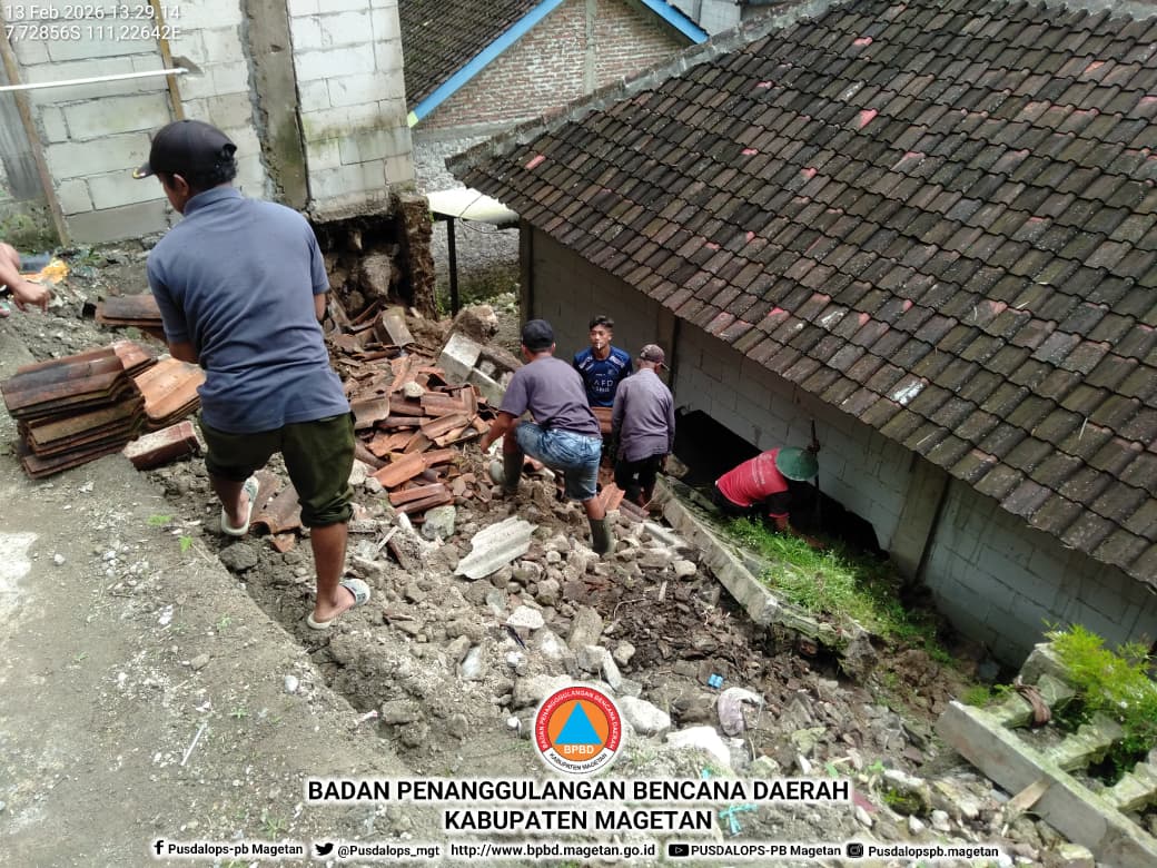 Longsor menerjang dinding rumah warga Desa Gonggang, Kecamatan Poncol, pada Jumat (13/2) sekitar pukul 09.00.