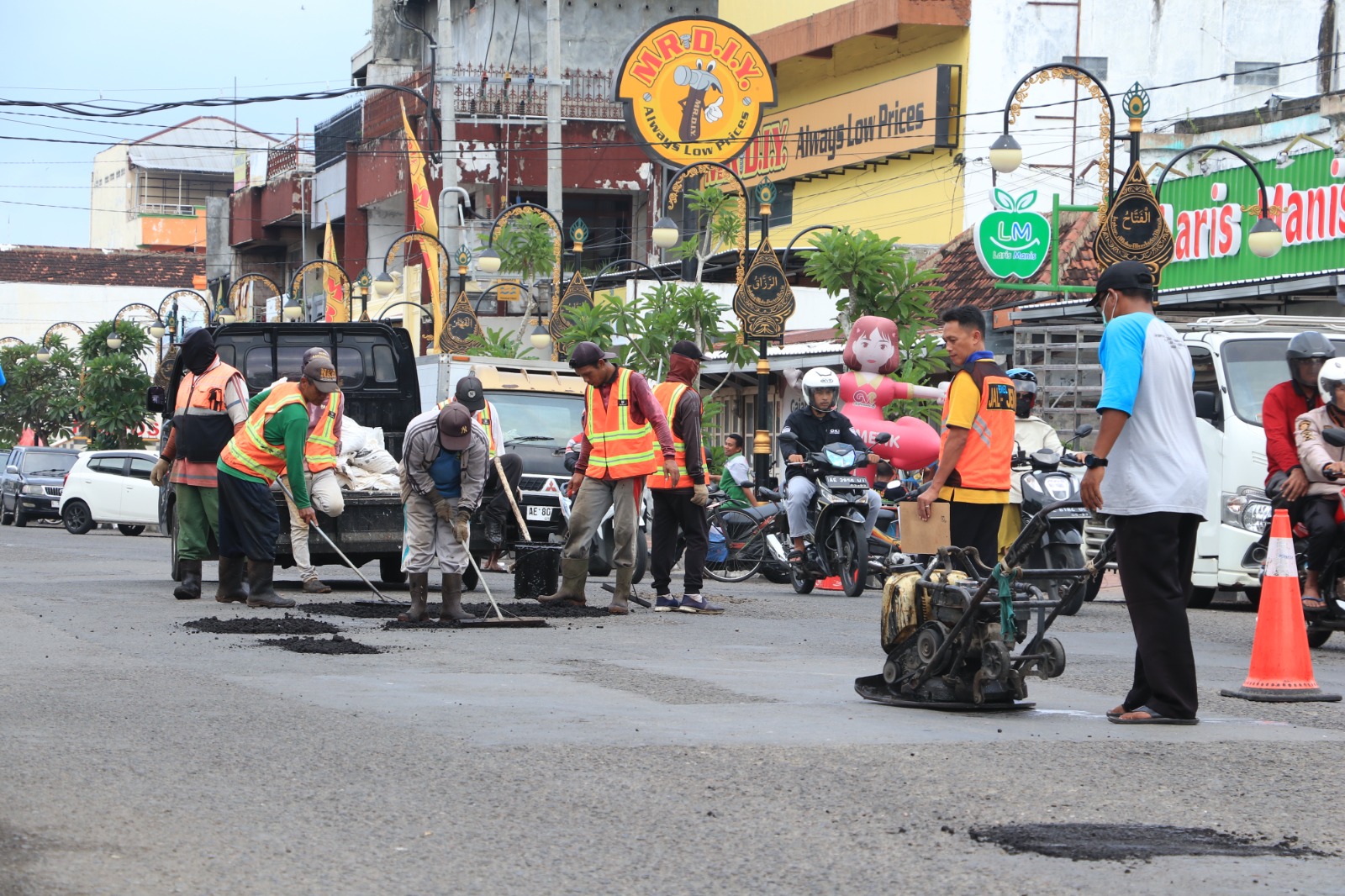 PERBAIKAN: Bapperida Ponorogo mencatat usulan perbaikan jalan mencapai 95 persen dari hasil musrenbang tingkat kecamatan. SUGENG DWI N/RADAR PONOROGO