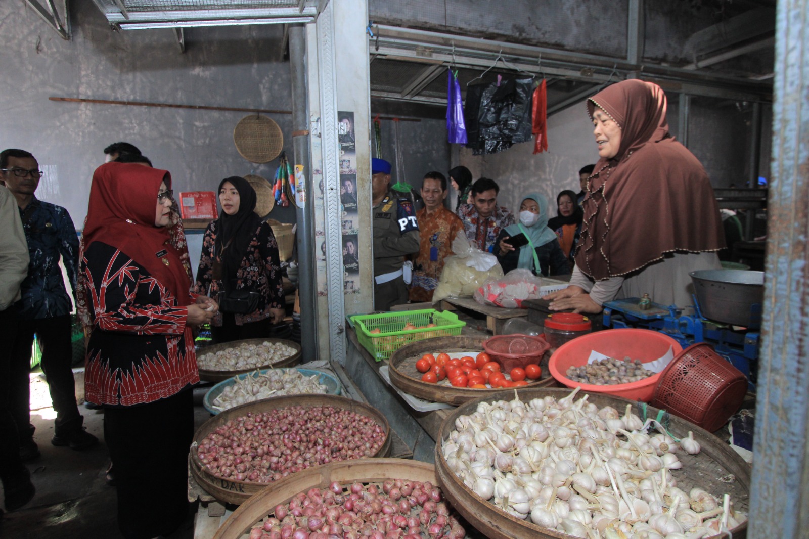 SIDAK RAMADAN: Bupati Magetan Nanik Endang Rusminiarti bersama Forkopimda mengecek harga bapokting di Pasar Maospati, Kamis (12/2). AJI PUTRA/RADAR MAGETAN