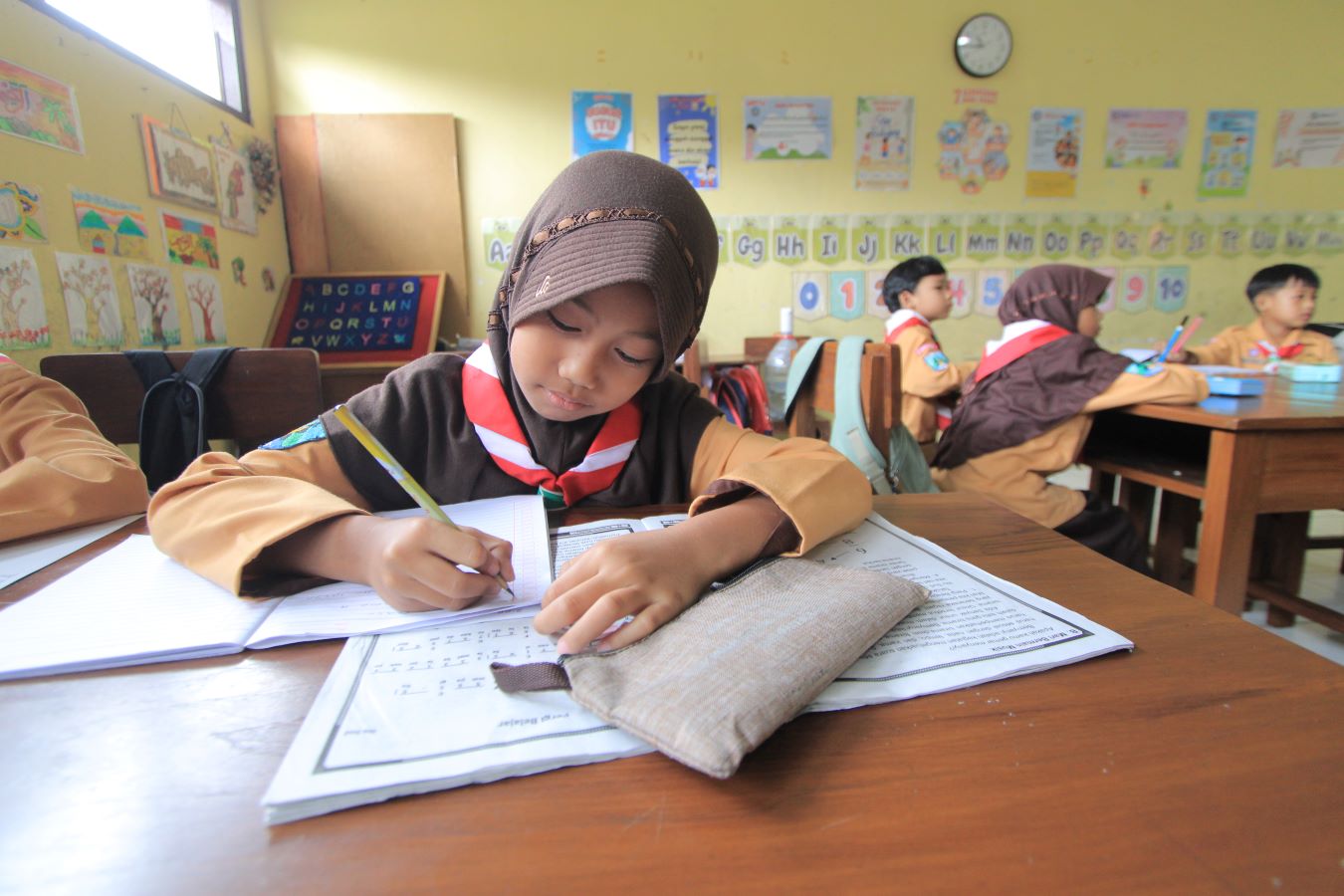 Ilustrasi siswa SD mengikutai kegiatan belajar mengajar atau KBM di kelas.