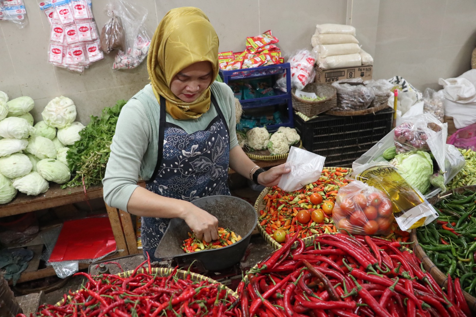 MULAI MAHAL: Harga bumbu dapur di Pasar Legi Ponorogo terpantau merangkak naik menjelang Ramadan. SUGENG DWI N/RADAR PINOROGO