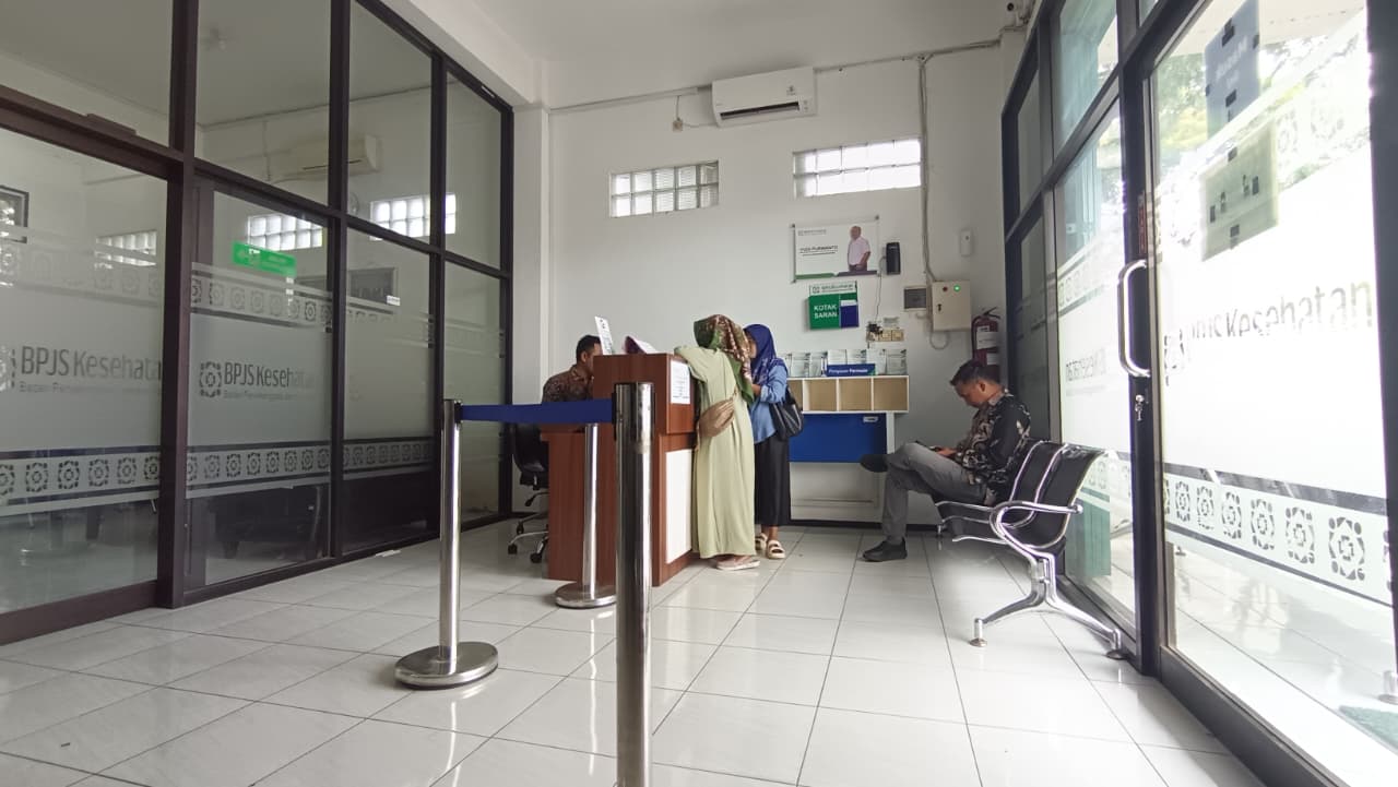 REAKTIVASI: Sejumlah warga Pacitan mengurus proses administrasi kepesertaan BPJS Kesehatan, kemarin (13/2). NUR CAHYONO/RADAR PACITAN