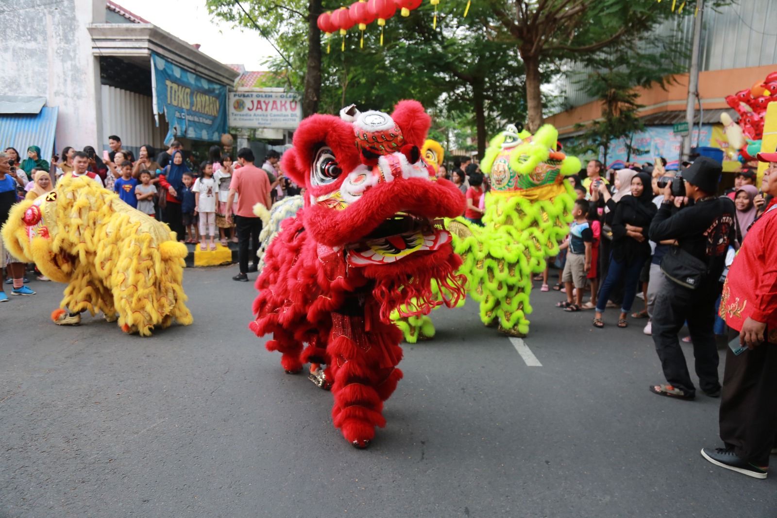 GONG XI: Barongsai menjadi simbol perayaan Tahun Baru Imlek, dengan latar pagoda TITD Hwie Ing Kiong Madiun. DOK RADAR MADIUN