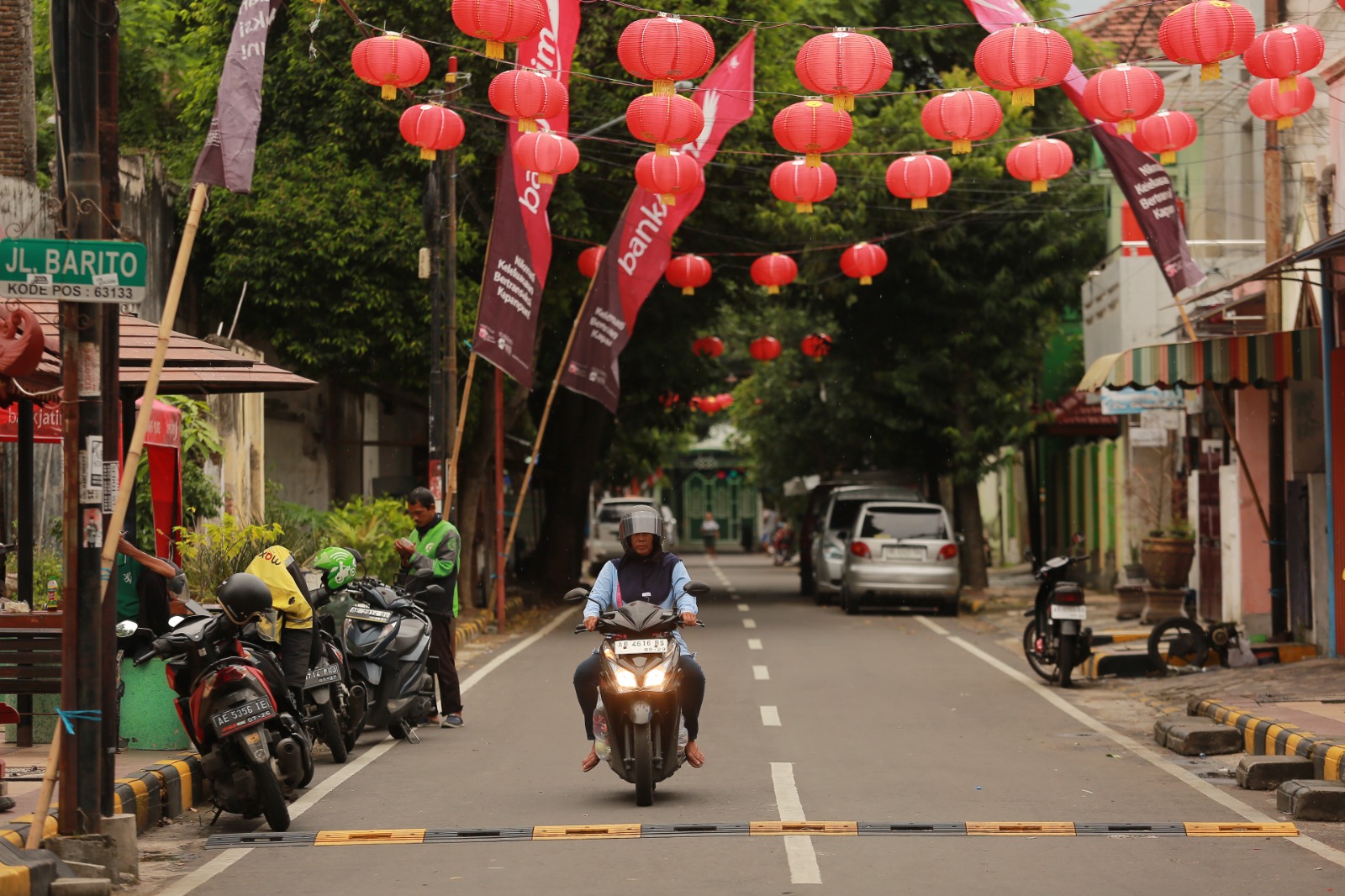 MERAH MERONA: Lampion dipasang melintang di Jalan Batanghari untuk memeriahkan event Kampung Pecinan dan perayaan Imlek di Kota Madiun. BAGAS BIMANTARA/RADAR MADIUN