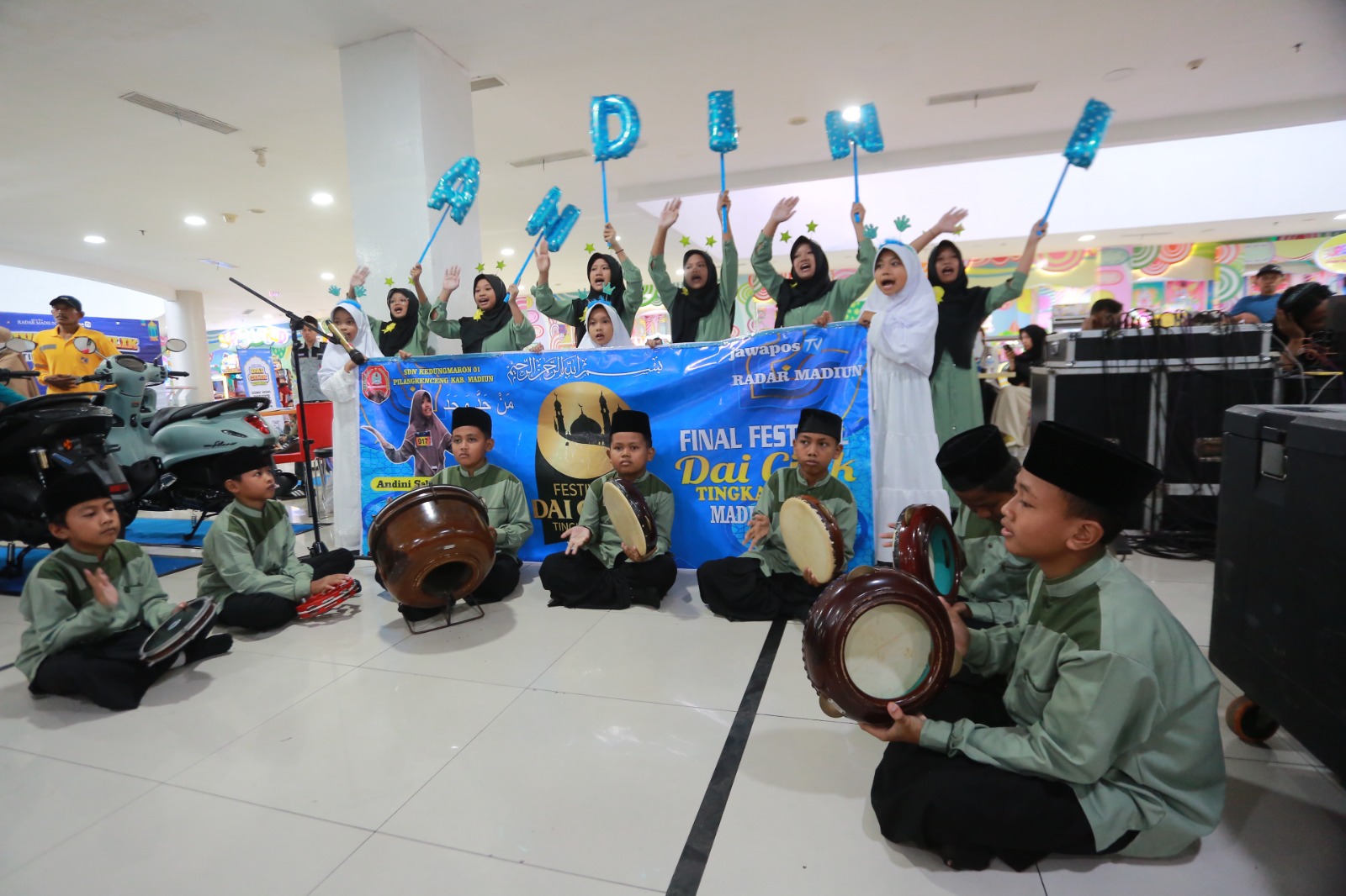 KOMPAK: Tim pendukung SDN Kedungmaron I meraih penghargaan yel-yel terbaik pada Festival Dai Cilik Radar Madiun 2026.