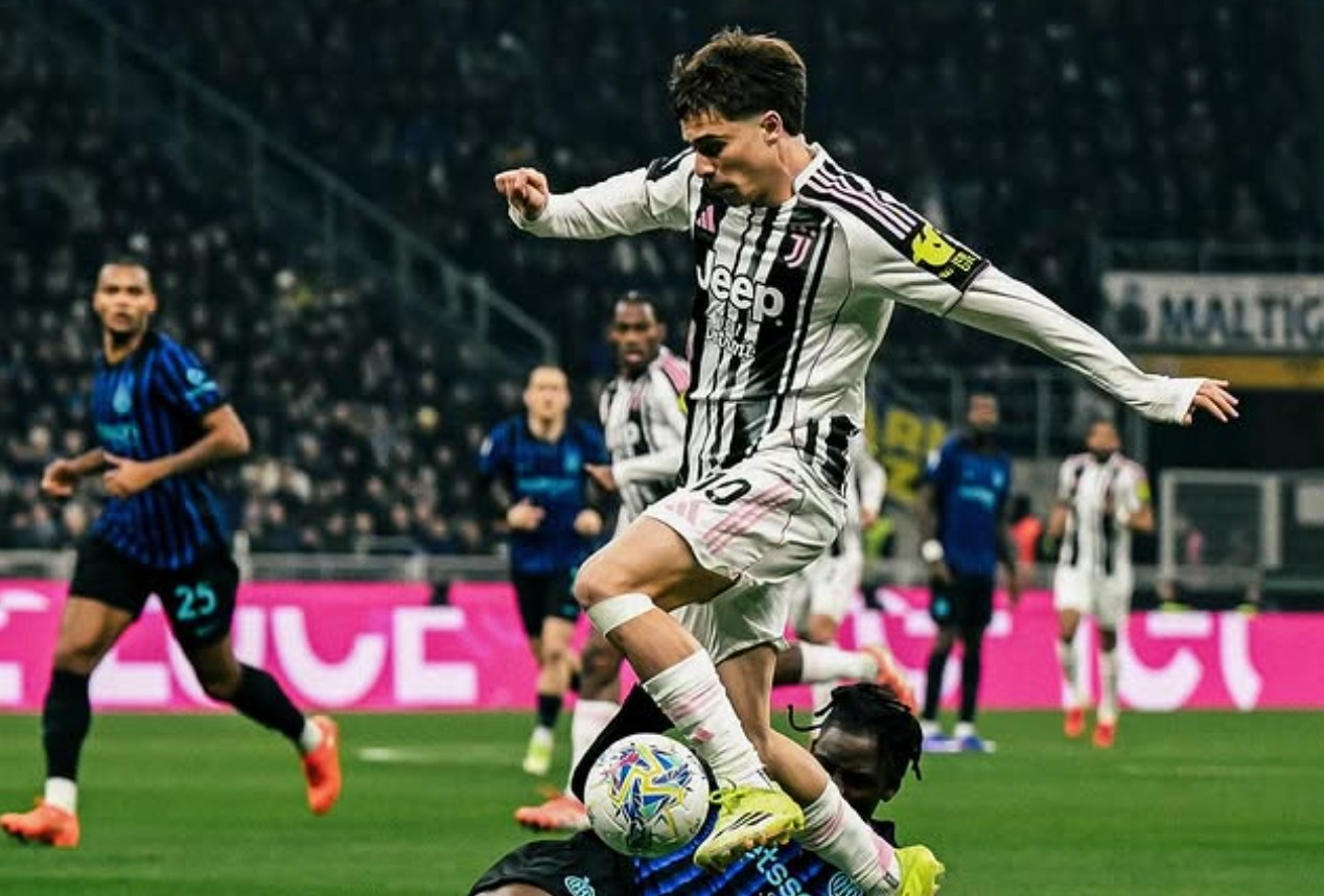 Playmaker Juventus Kenan Yildiz menghindari tekel pemain Inter di Derby D
