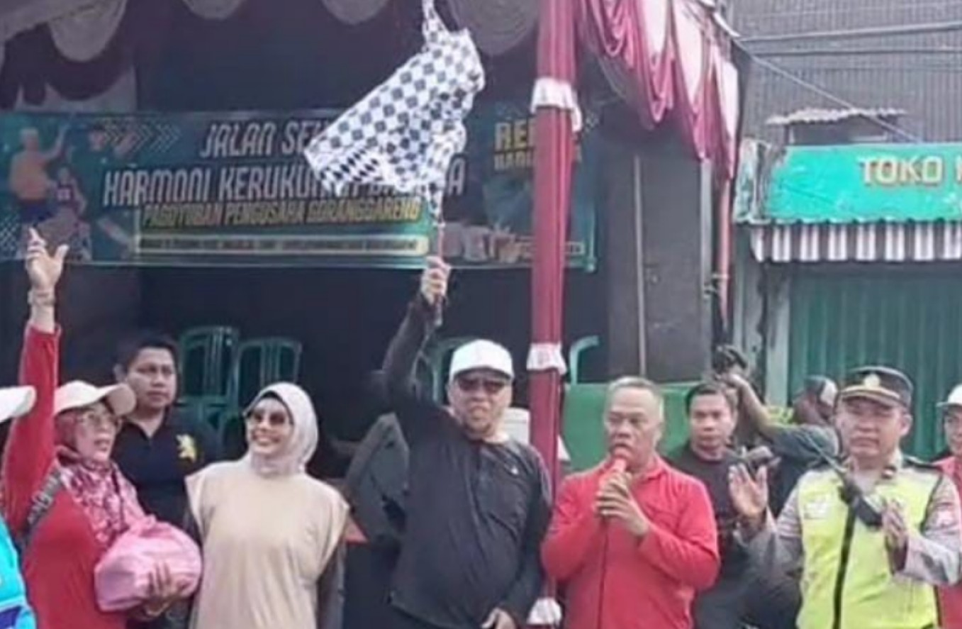 Wabup Magetan Suyatni Priasmoro memberangkatkan jalan sehat yang diikuti ribuan warga di Goranggareng.
