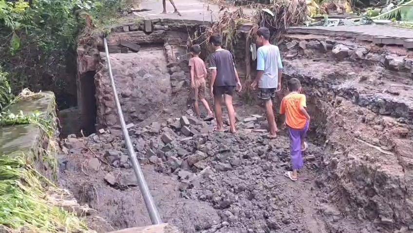TERDAMPAK BANJIR: Jembatan penghubung Dusun Kluweng&ndash;Dusun Sumbersari di Desa Jeblogan, Paron, Ngawi, ambrol, kemarin (15/2). ASEP SYAEFUL/RADAR NGAWI