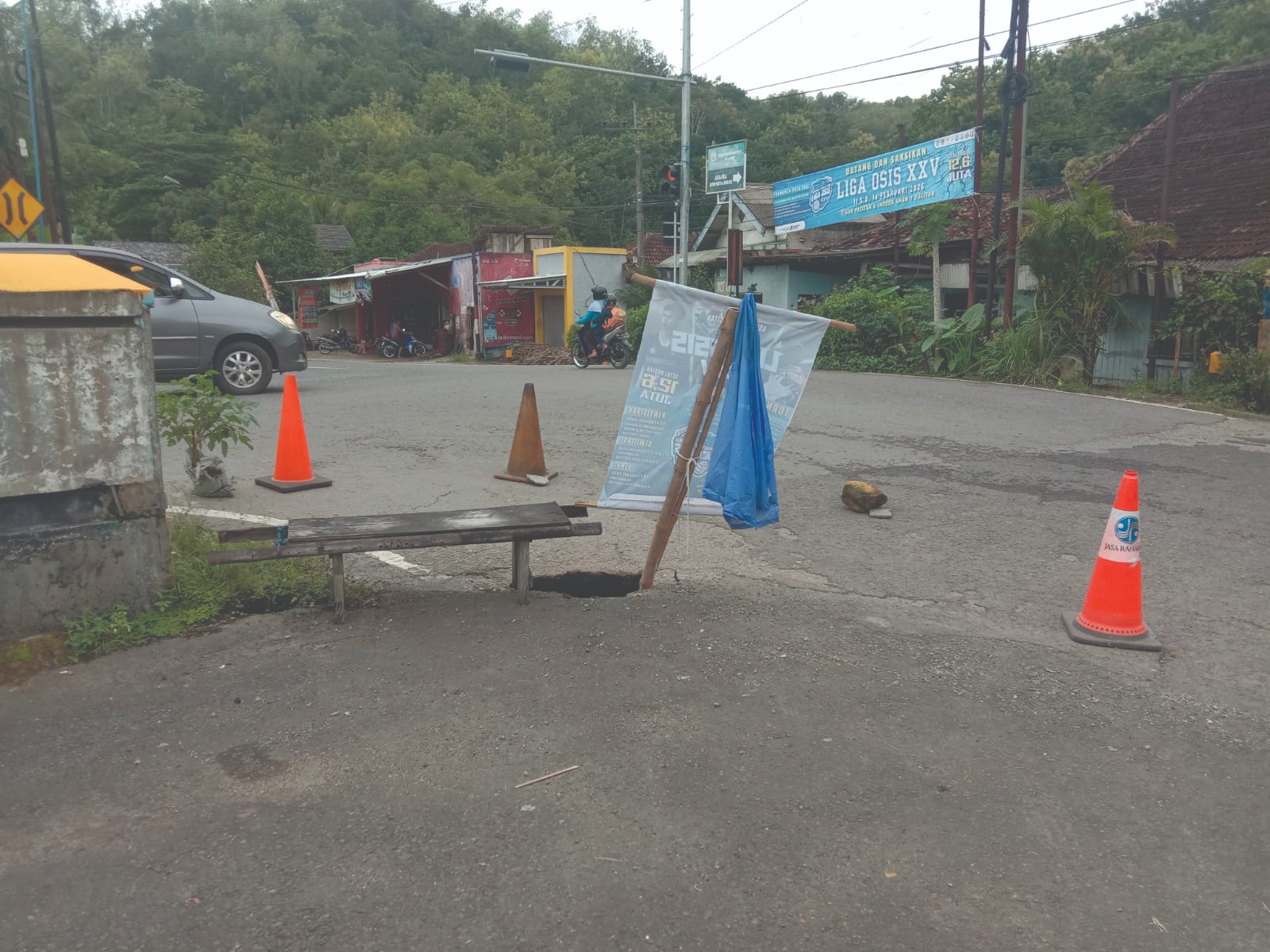 WASPADA: Aspal ambles di sambungan Jembatan Arjosari, jalur Pacitan&ndash;Ponorogo, berbahaya bagi pengendara roda dua. NUR CAHYONO/RADAR PACITAN