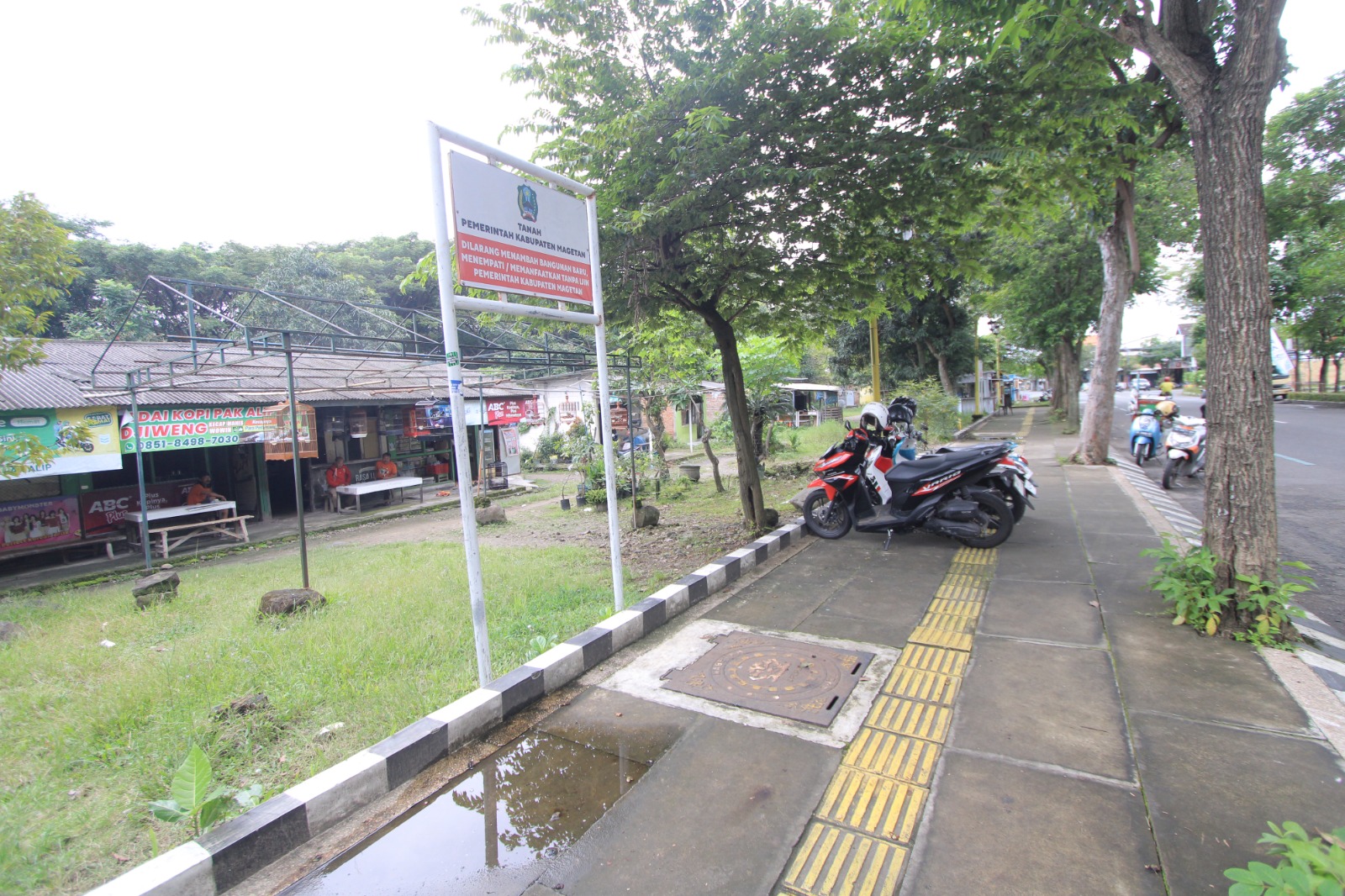 ASET DAERAH: Kawasan Stadion Yosonegoro Magetan bakal ditata dan dibangun ruang terbuka hijau. Pedagang pasar burung direlokasi. AJI PUTRA/RADAR MAGETAN