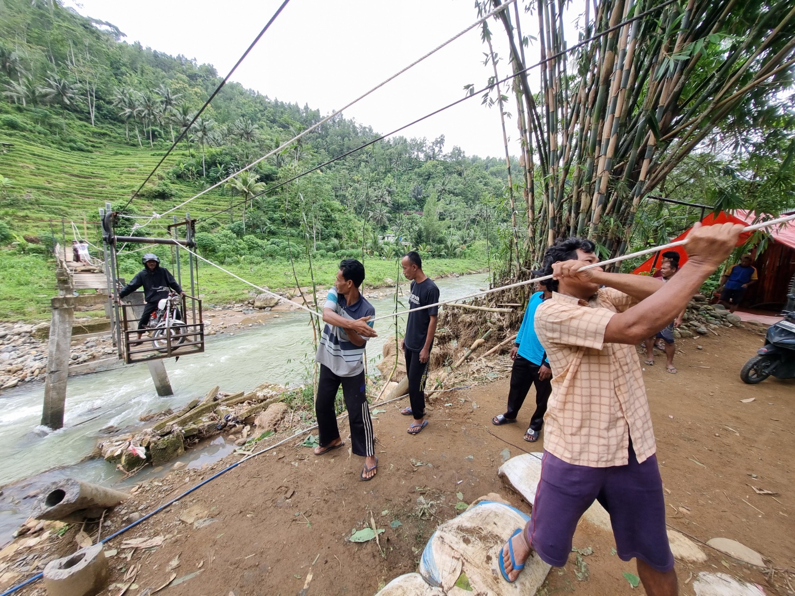 PASRAH: Gondola menjadi akses satu-satunya warga Dusun Purworejo, Desa Gedangan, Ngrayun, untuk sekolah, berobat, hingga memenuhi kebutuhan harian. SUGENG DWI N/RADAR PONOROGO