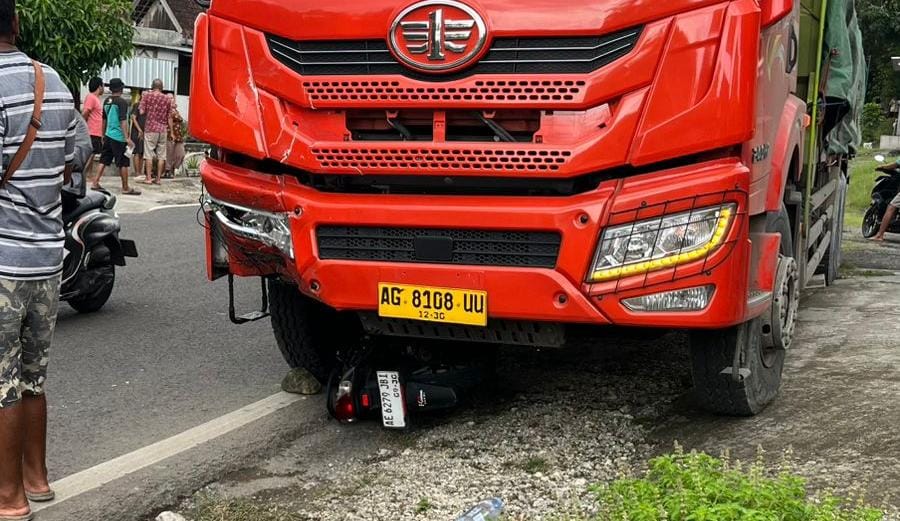 TRAGIS: Wartiningsih (46), sales Yakult keliling, tewas setelah sepeda motornya ditabrak truk tronton bermuatan semen di jalur Ngawi&ndash;Bojonegoro. FOTO: ASEP SYAEFUL/RADAR NGAWI