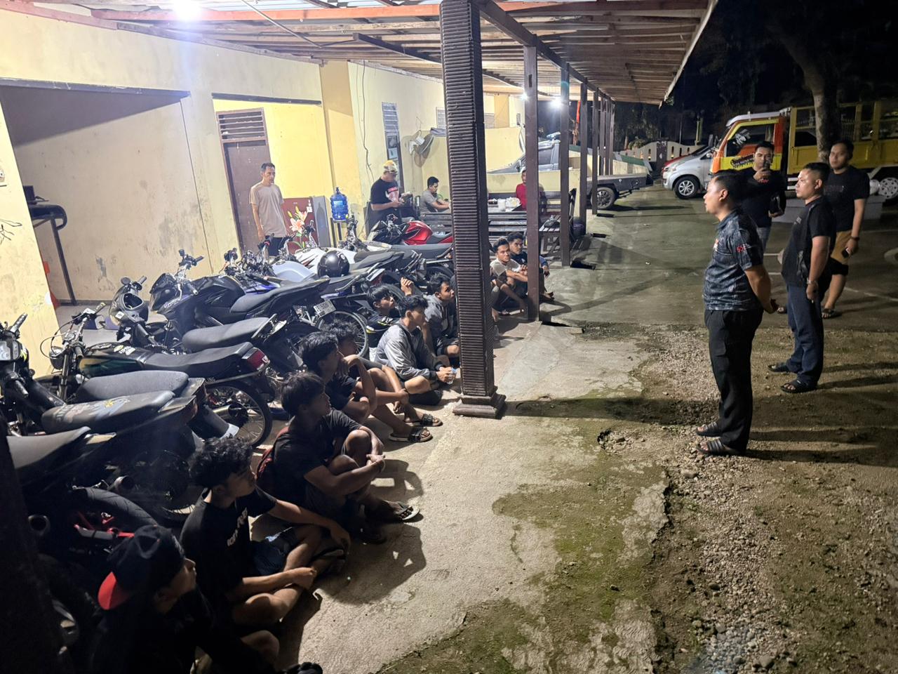 KASIH PAHAM: Sejumlah remaja yang diduga terlibat balap liar di Ngadirojo Pacitan mendapat pembinaan dari kepolisian usai penertiban. FOTO: ISTIMEWA
