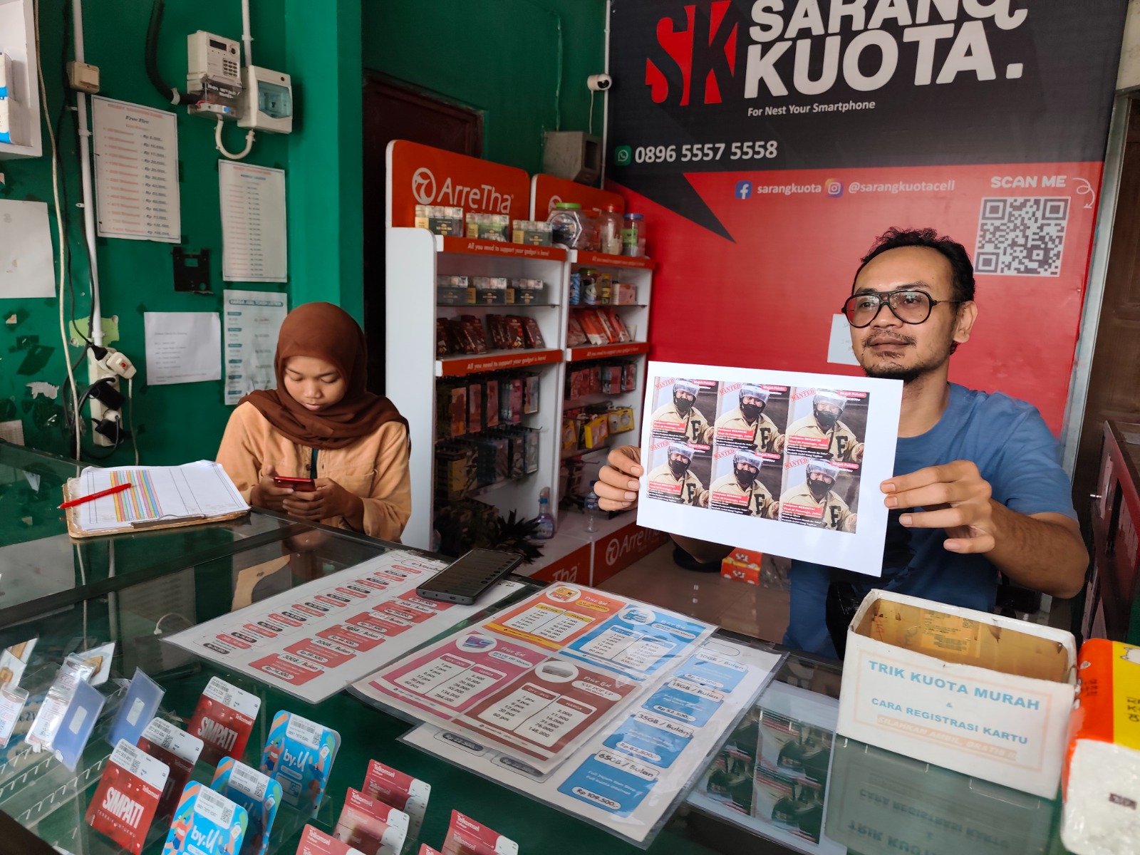 MALING: Tegar menunjukkan rekaman CCTV yang merekam pelaku penipuan di konter HP miliknya di Siman, Ponorogo. FOTO: SUGENG DWI N/RADAR PONOROGO