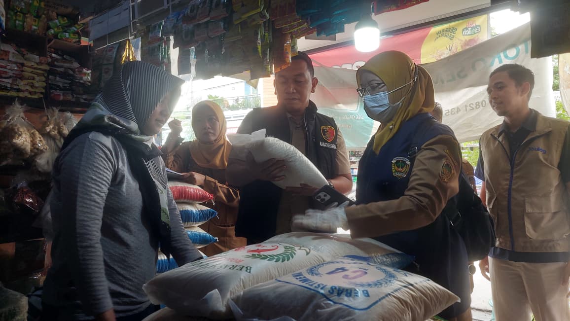 NAIK: Sejumlah harga kebutuhan pokok di pasar tradisional Kabupaten Madiun mengalami kenaikan, seperti cabai rawit dan daging ayam. DOK RADAR MADIUN