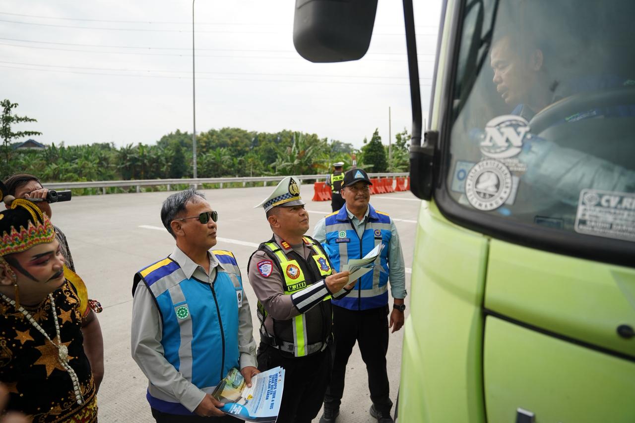 PT JNK dan PJR Jatim VI menggelar sosialisasi keselamatan bagi sopir bus dan truk di ruas Tol Ngawi-Kertosono.
