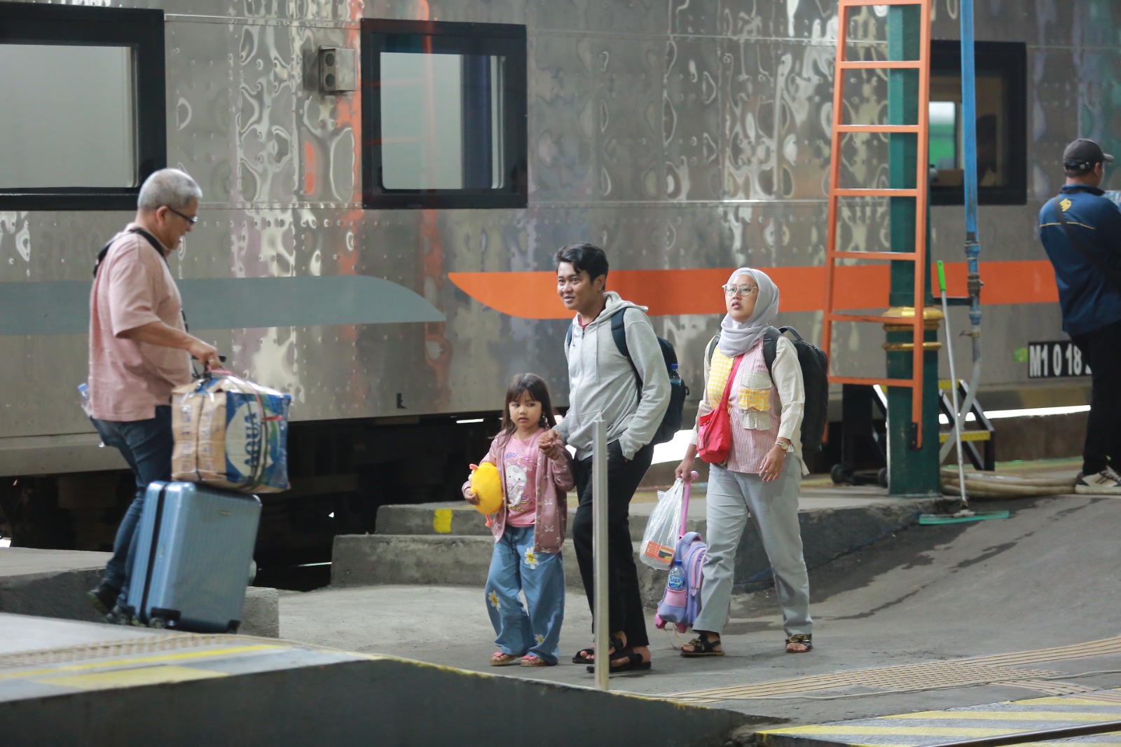 LONJAKAN PENUMPANG: Libur panjang Imlek 2577 Kongzili membuat arus penumpang kereta api di wilayah Daop 7 Madiun meningkat selama 13&ndash;17 Februari 2026. BAGAS BIMANTARA/JAWA POS RADAR MADIUN