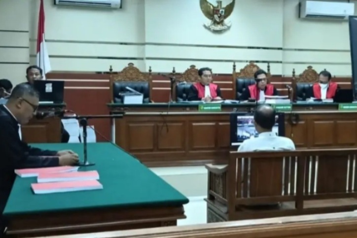 DENGARKAN TUNTUTAN: Dua terdakwa korupsi pengadaan gamelan Dikpora Magetan mengikuti sidang tuntutan di Pengadilan Tipikor Surabaya, Jumat (13/2). FOTO: KEJARI MAGETAN