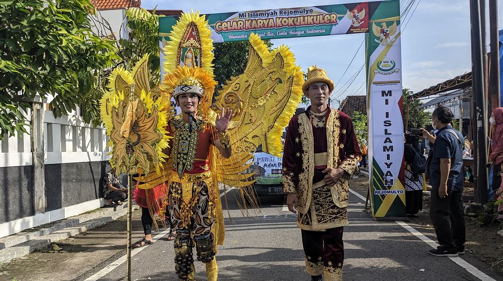Pawai Budaya dalam rangka Gelar Karya Kokurikuler turut diikuti guru dan paguyuban wali murid.