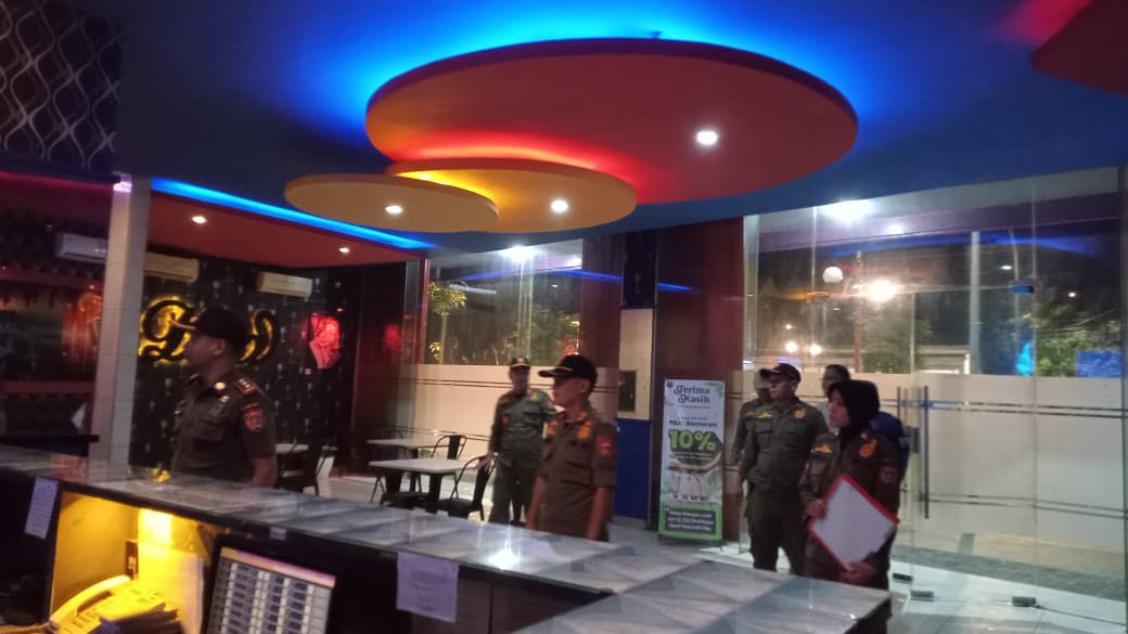 SOSIALISASI: Satpol PP Ngawi melakukan sosialisasi surat edaran ketertiban umum selama Ramadan ke tempat hiburan malam pada akhir pekan lalu. DOK RADAR NGAWI