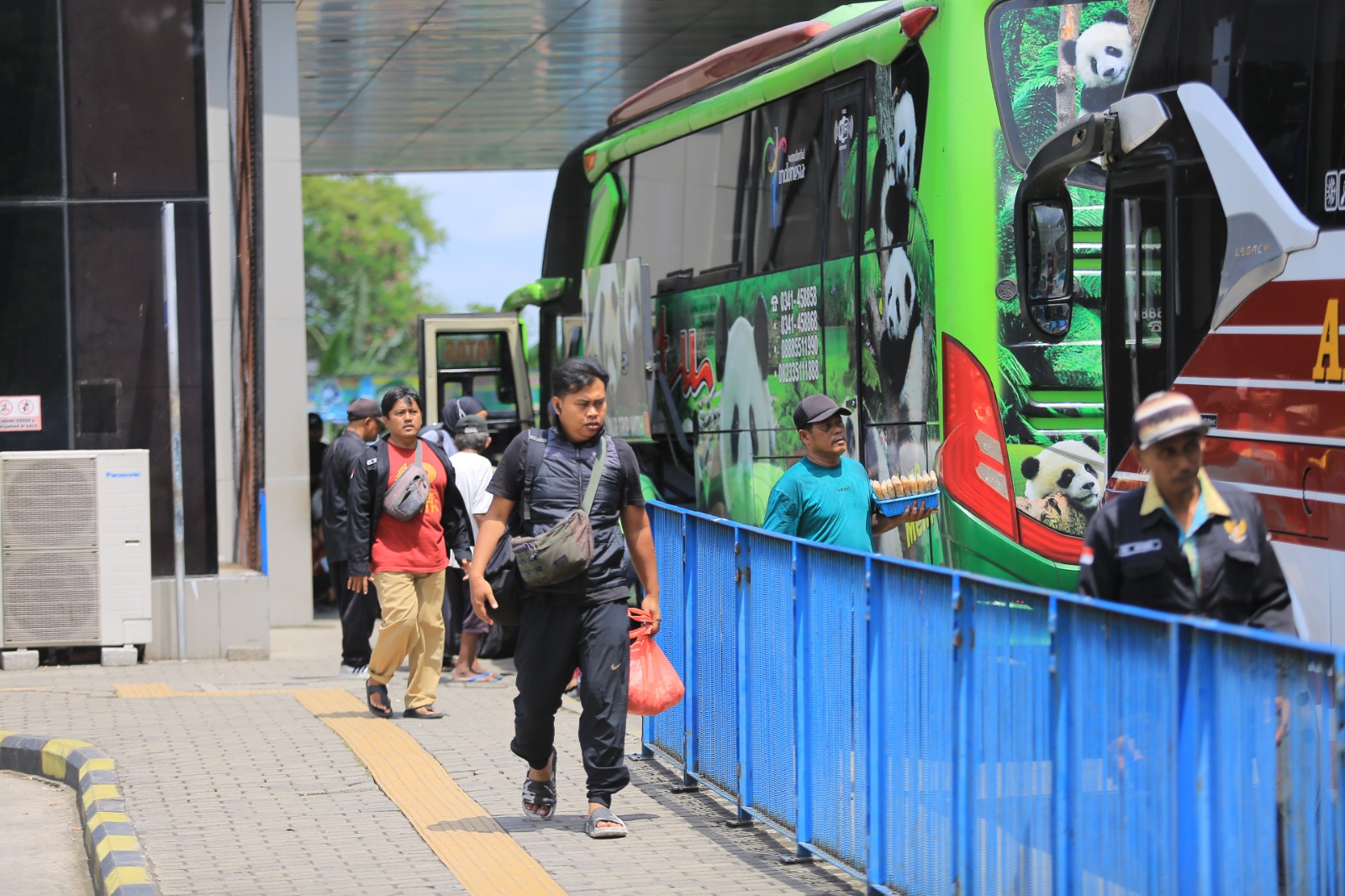 RAMAI: Aktivitas kedatangan bus dan penumpang di Terminal Purboyo Madiun meningkat saat libur panjang Imlek bertepatan awal puasa, kemarin (16/2). FOTO: BAGAS BIMANTARA/RADAR MADIUN