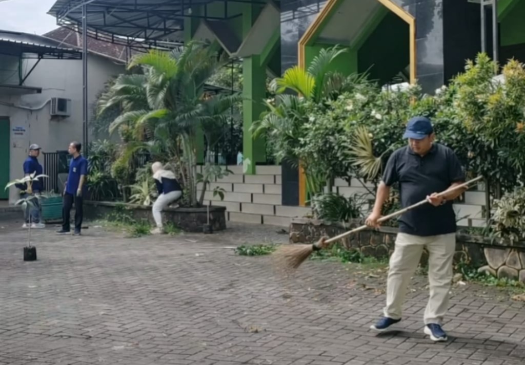 SEMANGAT: Staf Kemenag, KUA, dan madrasah di Kabupaten Madiun menggelar aksi bersih-bersih masjid dan musala jelang Ramadan sesuai instruksi Kemenag RI. FOTO: KEMENAG MADIUN