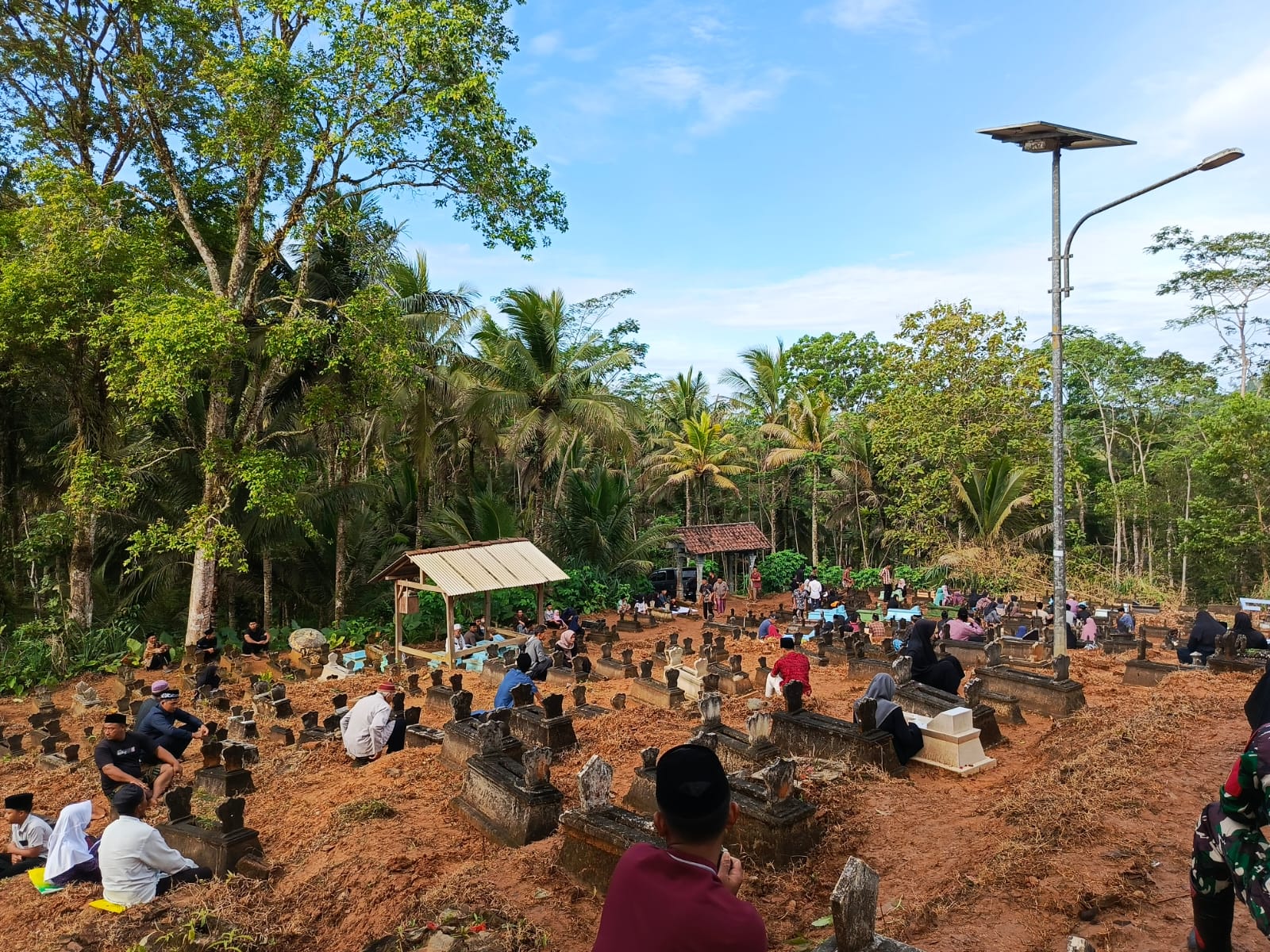 KIRIM DOA: Sejumlah warga Desa Wonoanti, Tulakan, Pacitan, berziarah bersama di pemakaman setempat jelang Ramadan, kemarin (16/2). FOTO: NUR CAHYONO/RADAR PACITAN