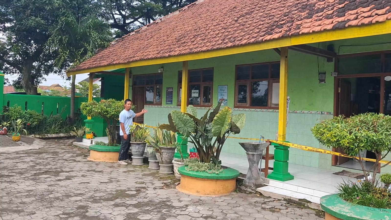 Belasan chromebook, laptop, dan hard disk milik SDN Tiron 02, Desa Tiron, dicuri pelaku dengan cara membobol ruang kepala sekolah saat libur panjang, Selasa (17/2). LODITYA FERNANDES/RADAR MADIUN