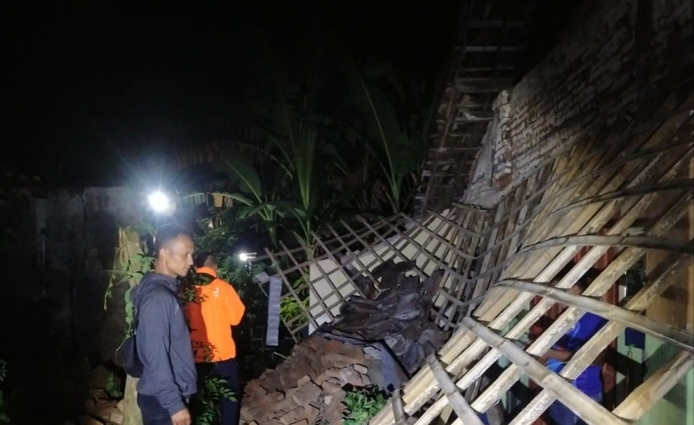 MUSIBAH: Teras rumah Sunardi di Kelurahan/Kecamatan Kawedanan, Magetan, hancur setelah tertimpa reruntuhan tembok bangunan kosong di sebelahnya, Senin (16/2) sore. FOTO: BPBD MAGETAN