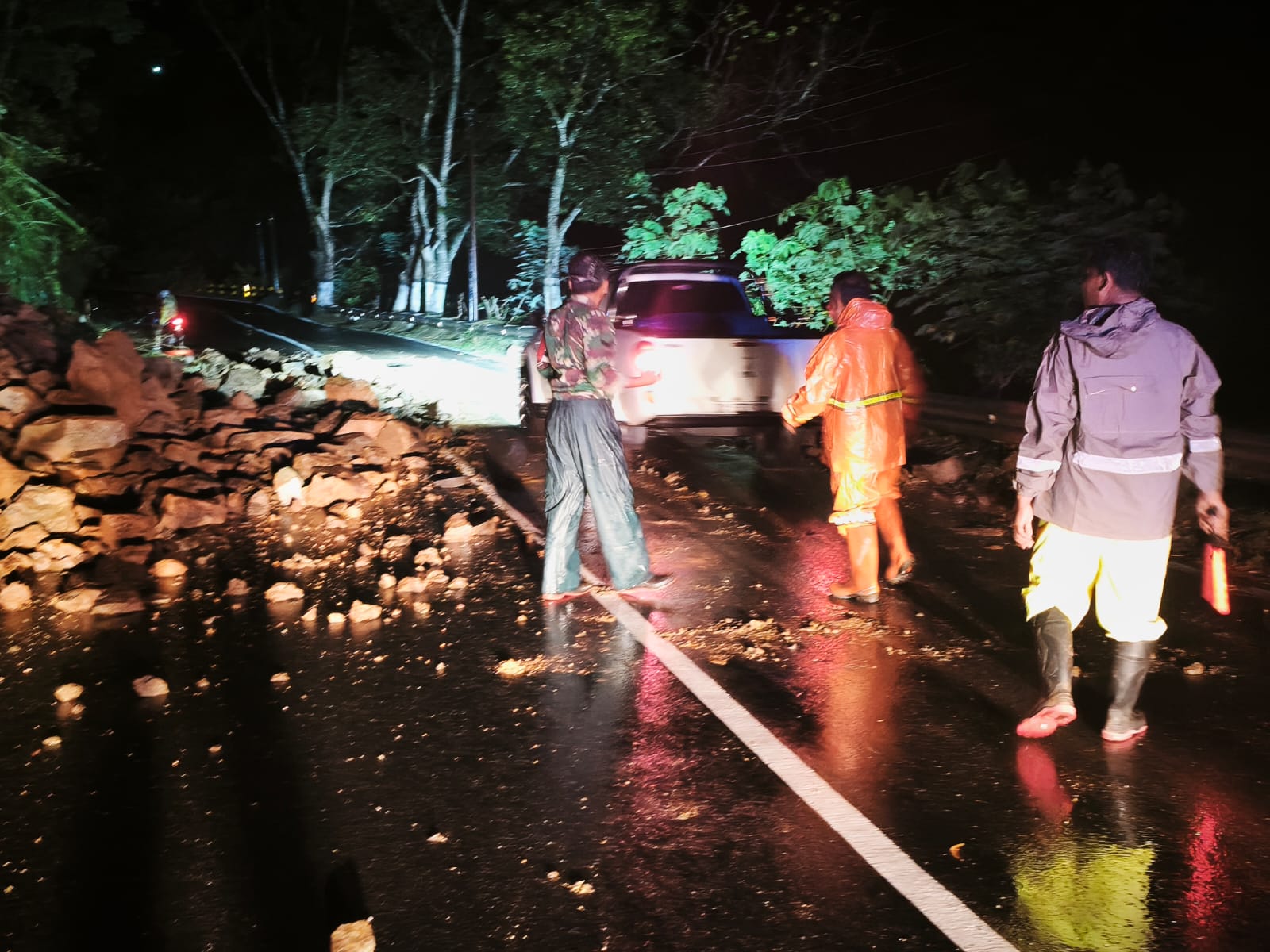 PENANGANAN: Petugas gabungan membersihkan material longsor di Jalan Pacitan&ndash;Ponorogo, Dusun Semburan, Desa Ploso, Tegalombo, Senin (16/2) malam. FOTO: BPBD PACITAN