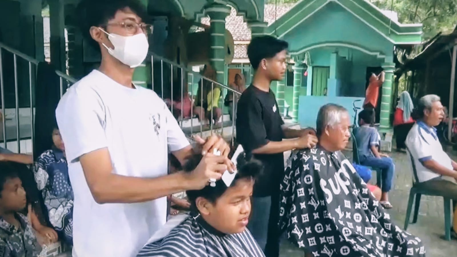 Sejumlah warga mengikuti cukur massal di halaman Masjid Jami&rsquo;atul Muttaqien, Dusun Melikan, Desa Tempuran, Paron, Ngawi, Selasa (17/2), sebagai tradisi menyambut Ramadan. ASEP SYAEFUL/RADAR NGAWI