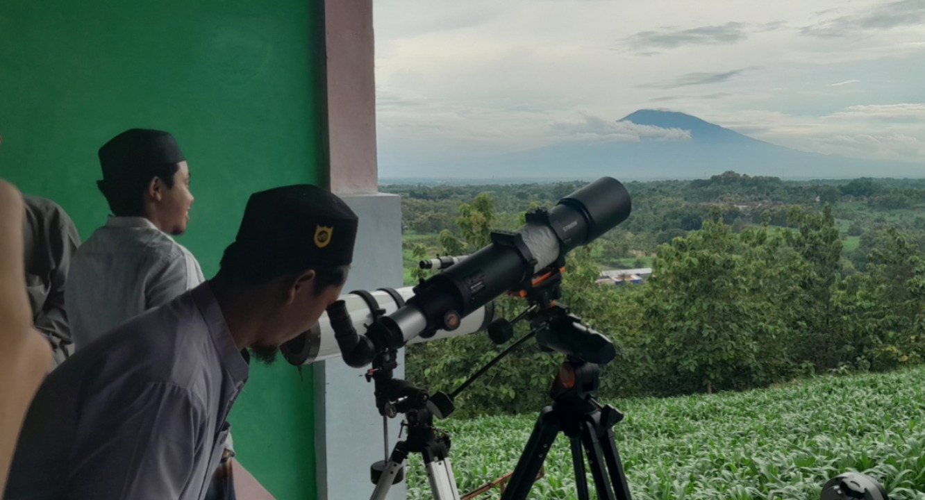 PENENTUAN 1 RAMADAN: Petugas rukyatul hilal memantau hilal di Bukit Kerek Indah, Desa Kerek, Ngawi, Selasa (17/2), namun hilal tidak terlihat karena posisinya masih di bawah ufuk. FOTO: ISTIMEWA