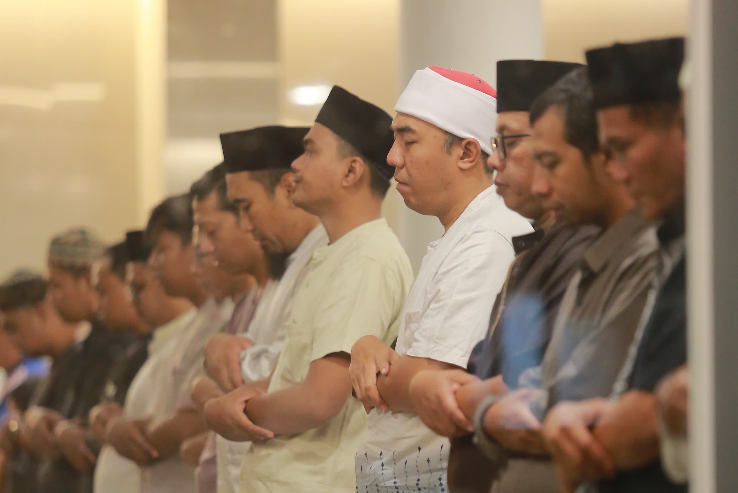 TARAWIH PERDANA: Jemaah Muhammadiyah di Kota Madiun mulai menjalankan salat tarawih Selasa malam (17/2) seiring penetapan 1 Ramadan 1447 H jatuh pada Rabu (18/2). FOTO: BAGAS BIMANTARA/RADAR MADIUN