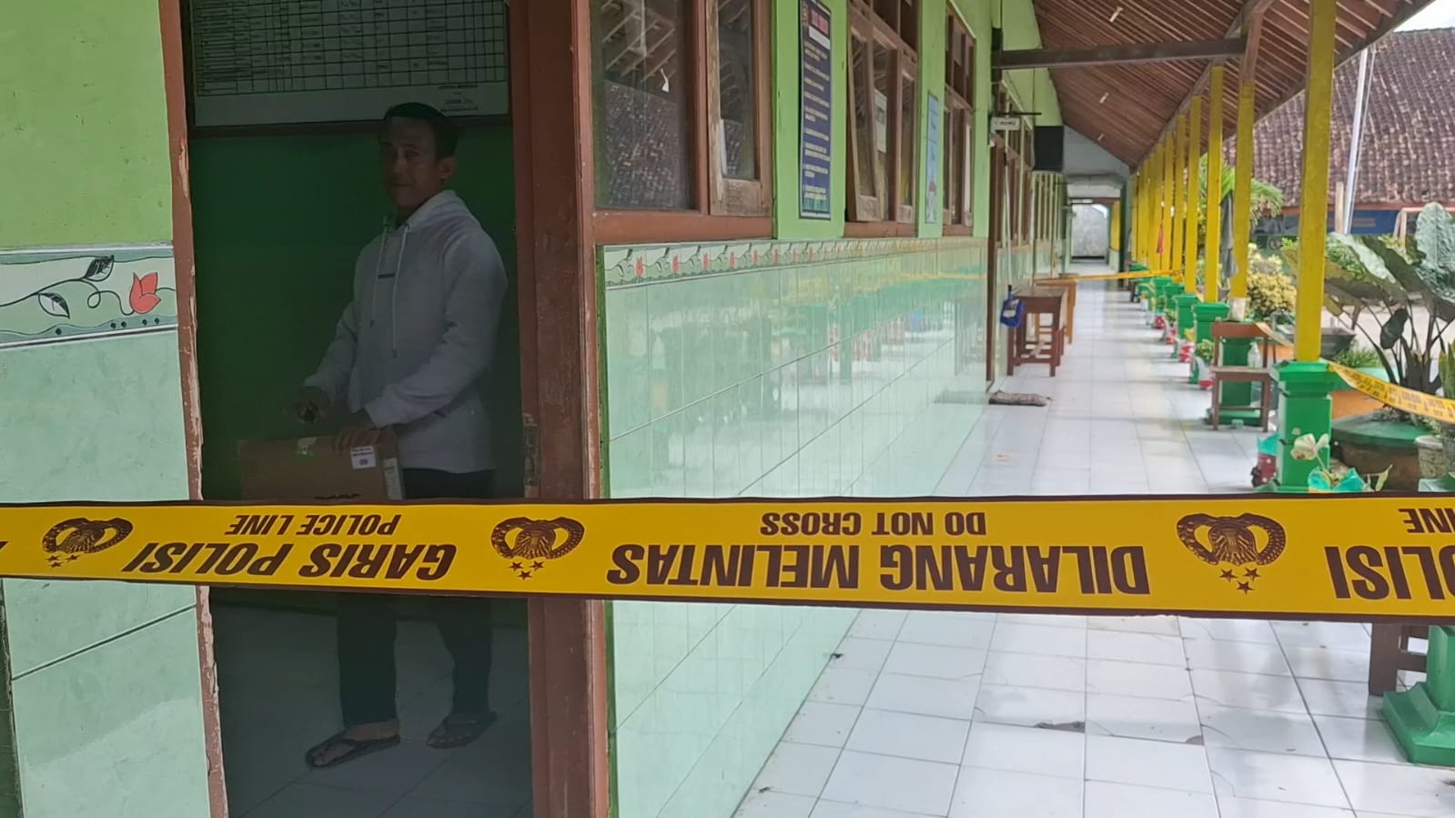 DIBURU: Polisi melakukan penyelidikan kasus pembobolan SDN Tiron 02, Desa Tiron, Kecamatan Madiun. Pelaku diduga lebih dari satu orang. LODITYA FERNANDES/RADAR MADIUN