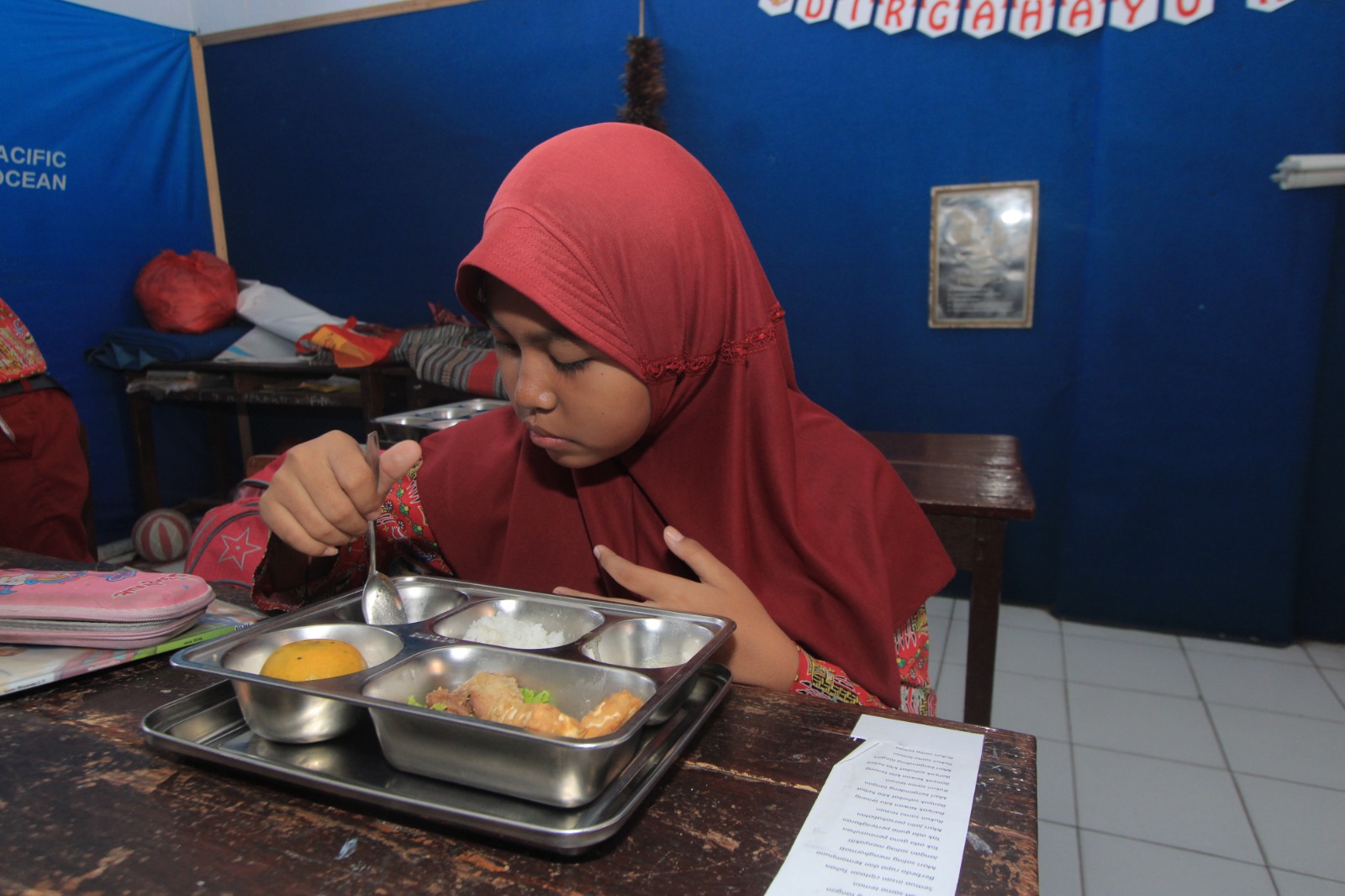 BERGIZI: Para pelajar menikmati Program Makan Bergizi Gratis (MBG) yang bergulir setiap hari di Magetan. DOK RADAR MAGETAN