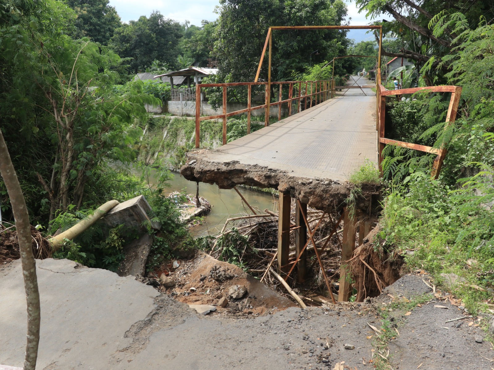 RUSAK: Jembatan di Desa Nambak, Bungkal ambrol diterjang derasnya aliran sungai. DOK RADAR PONOROGO