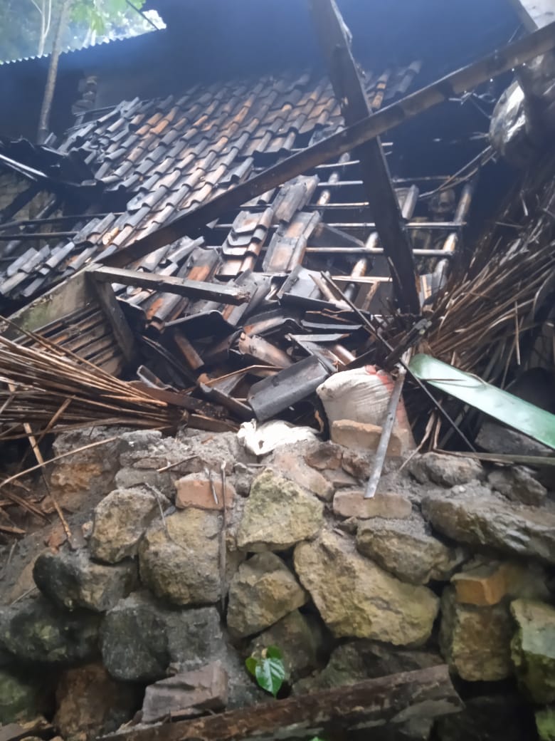 LONGSOR: Talud penahan tanah di Desa Gawang, Kebonagung ambrol usai hujan lebat dan merobohkan dapur rumah warga, Rabu (18/2). FOTO: ISTIMEWA