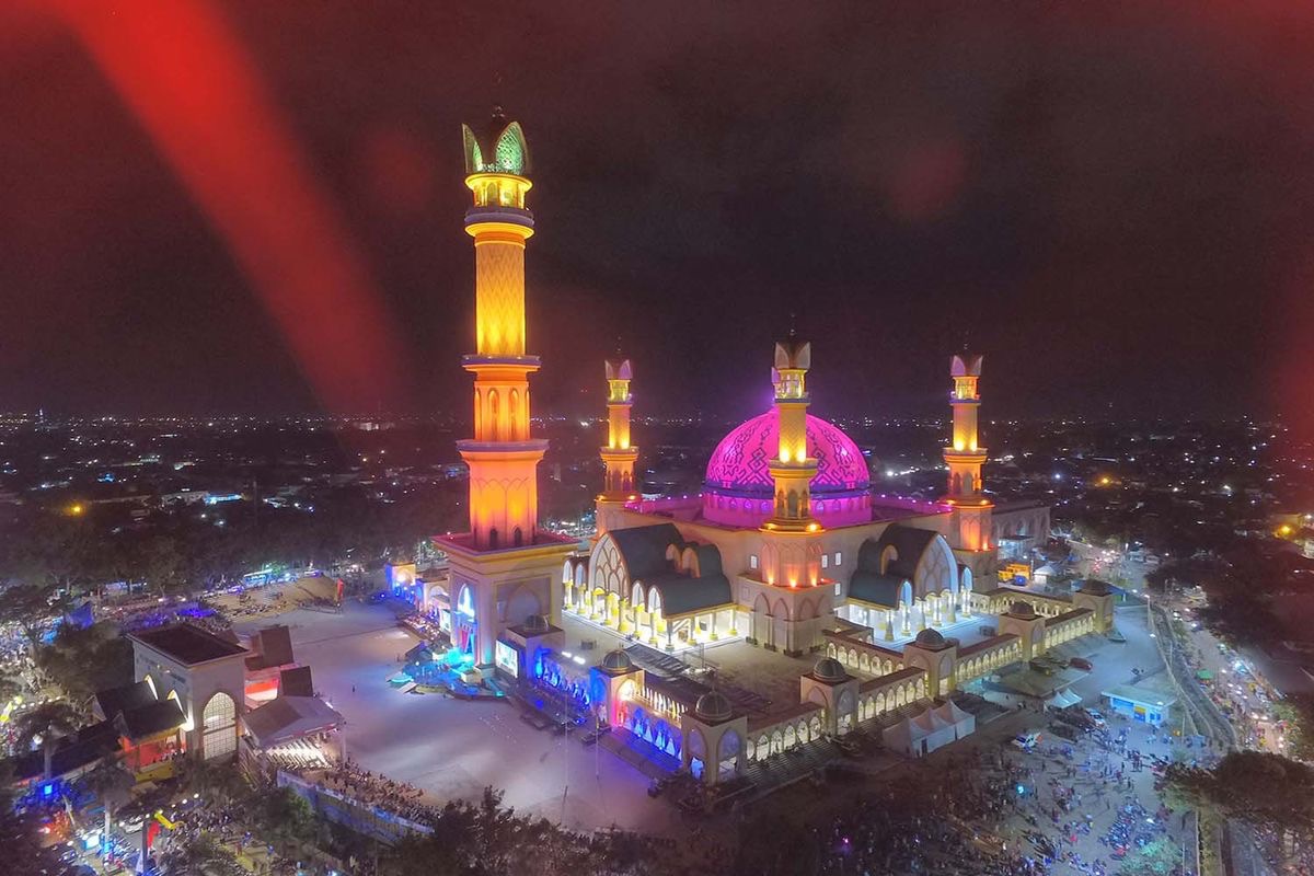 Ilustrasi Masjid Penuh Dekorasi Lampu (Pinterest.com/IslamicCenterMataram)