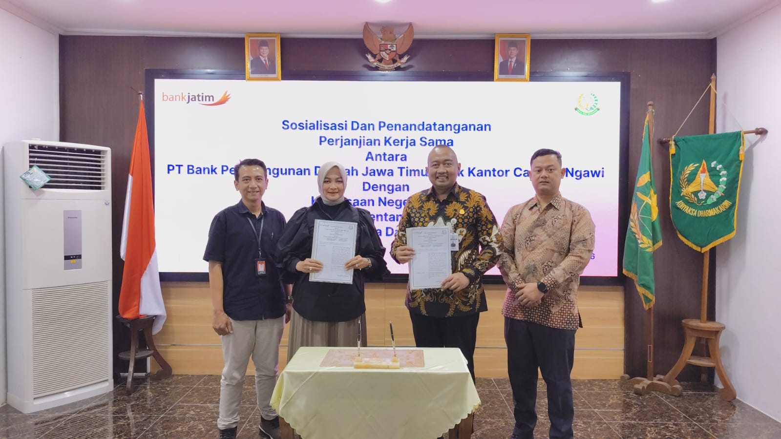 KERJA SAMA: Pinca Bank Jatim Ngawi Siti Koyunah dan Kajari Ngawi Hermanto menandatangani nota kesepahaman Jumat (13/2) lalu.