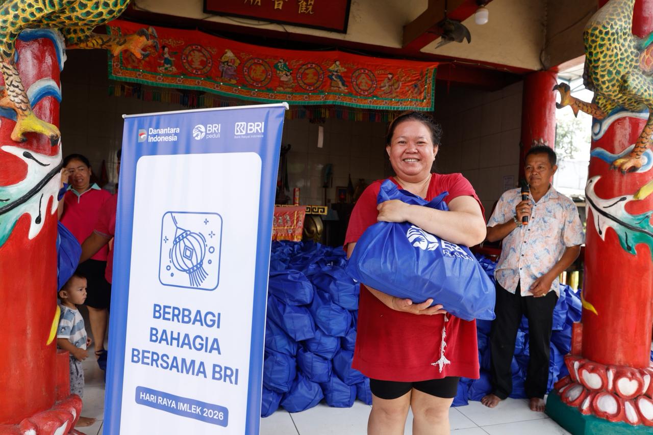 BERBAGI: BRI Peduli menyalurkan 1.000 paket sembako untuk umat Konghucu dan Buddha serta warga sekitar dalam program Imlek 2026 di Tangerang.